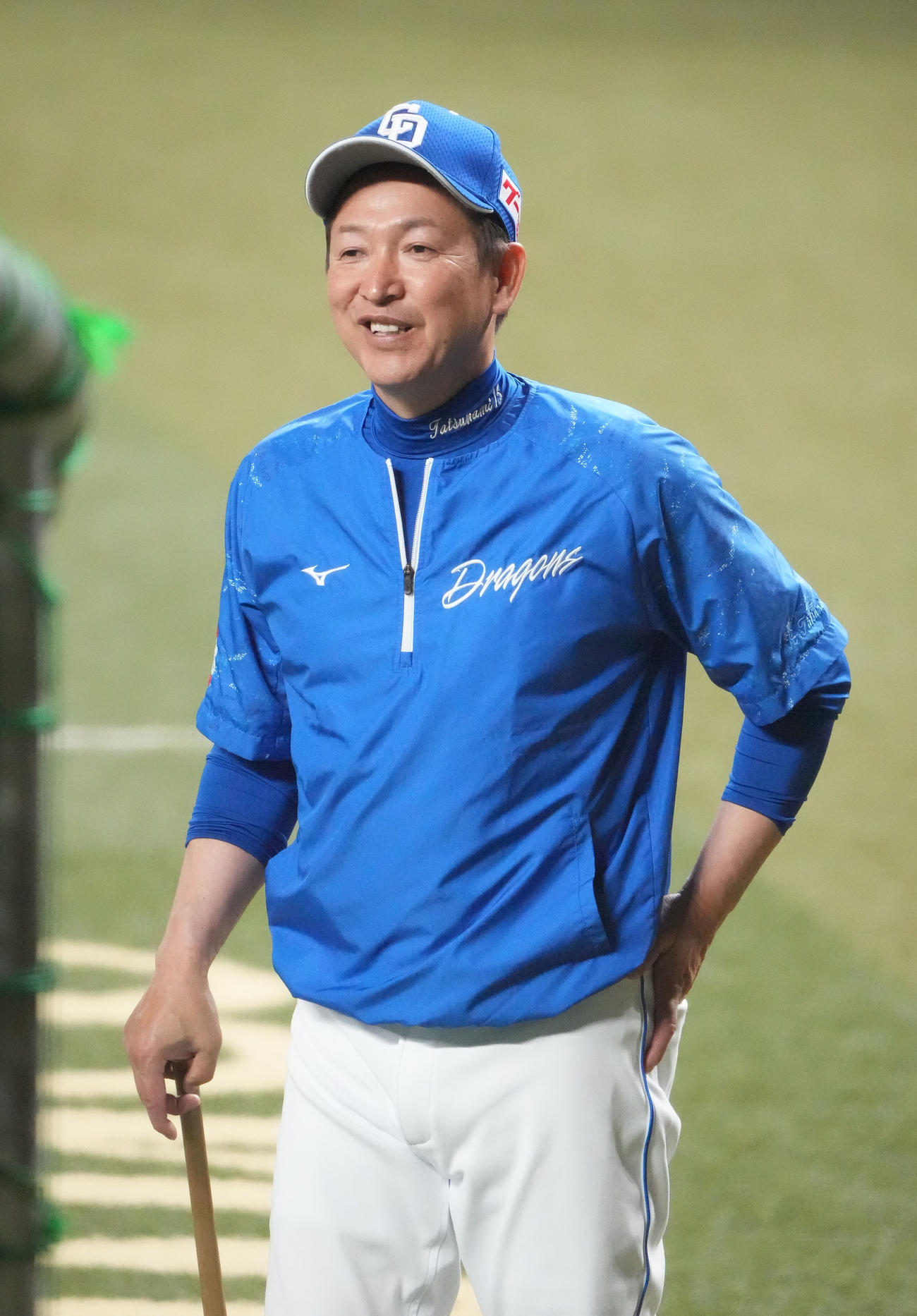 11日、明るい表情で練習を見つめる立浪監督（撮影・森本幸一）