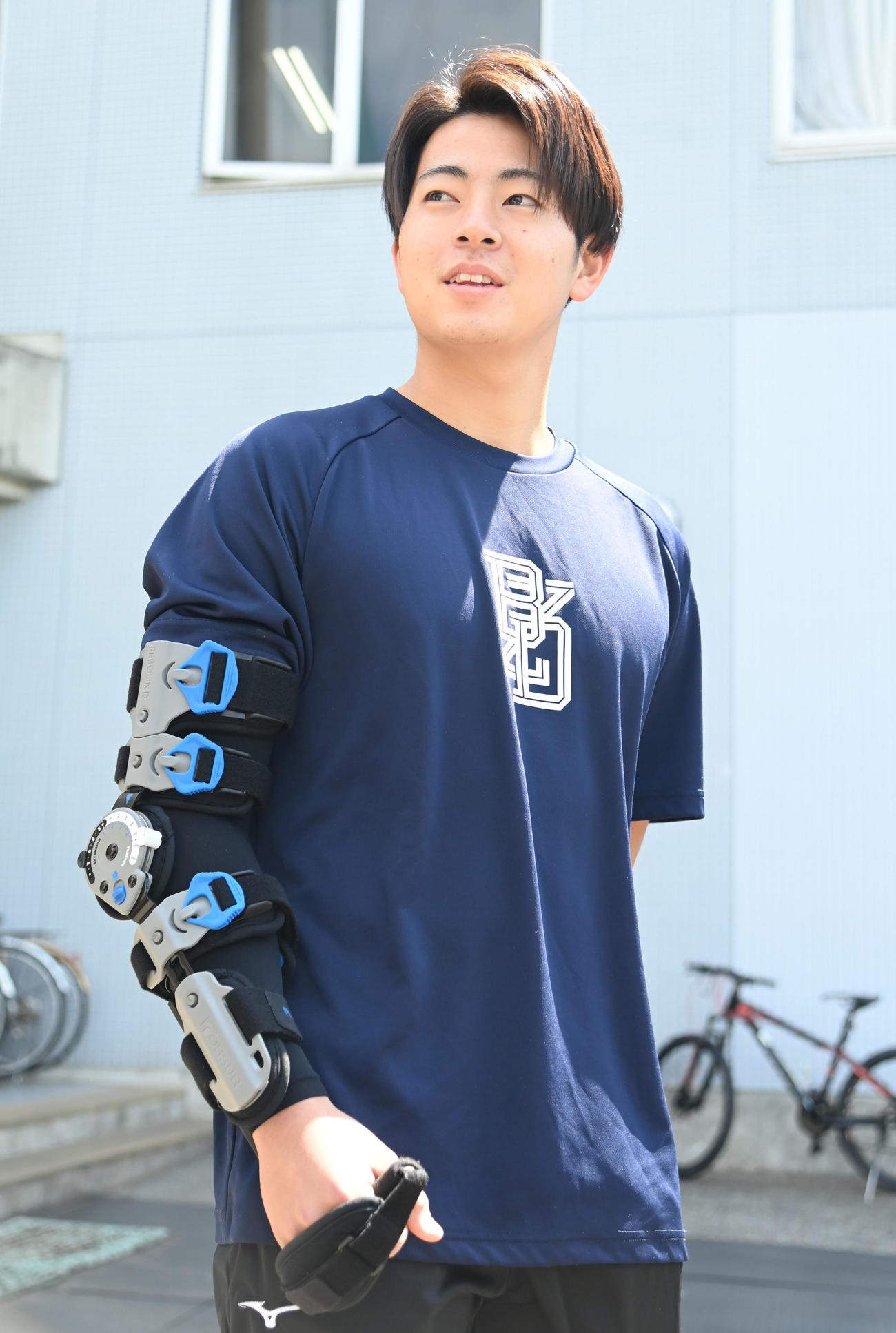 装具を付け囲み取材に応じる下村（撮影・石井愛子）