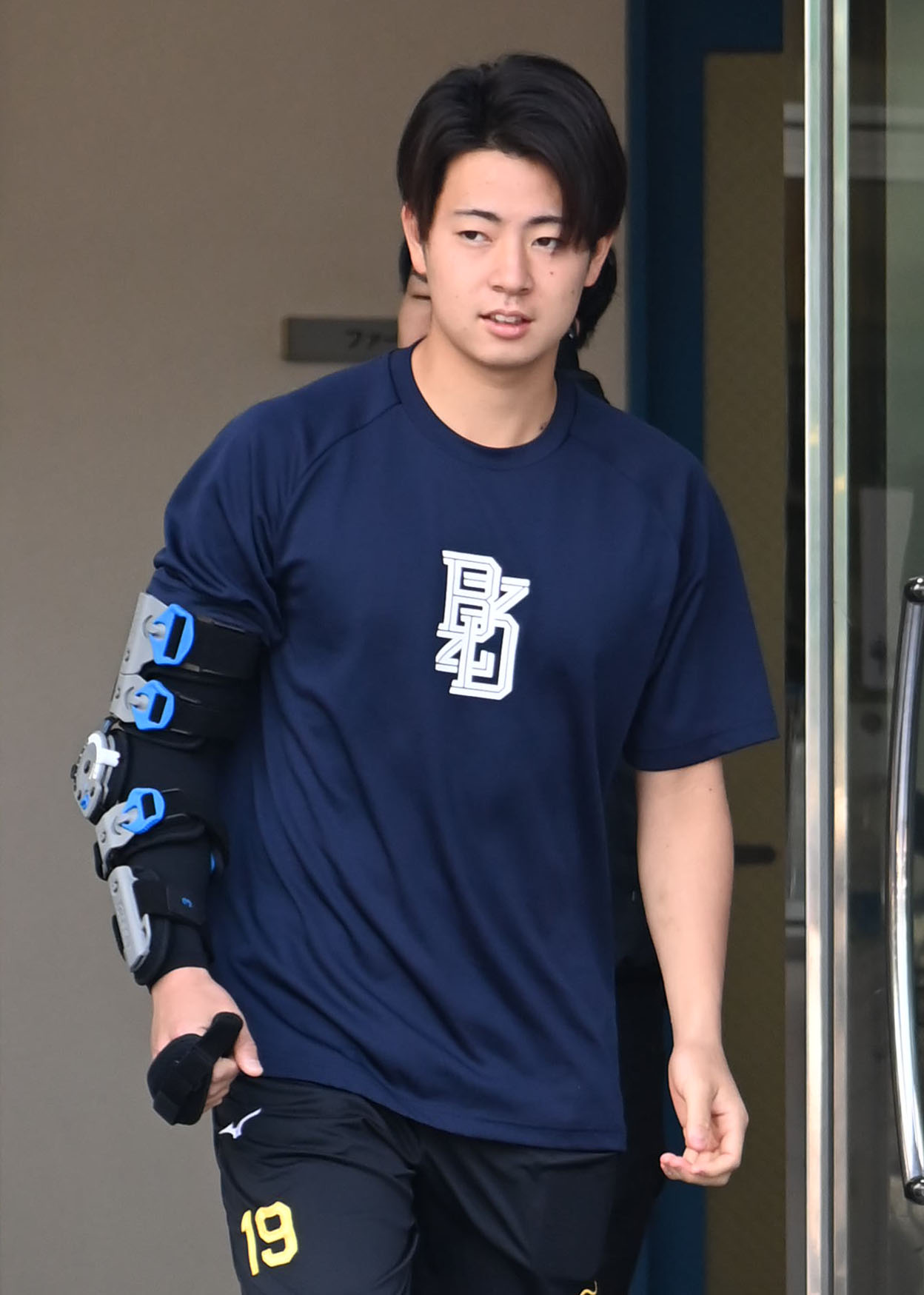囲み取材に応じる下村（撮影・石井愛子）