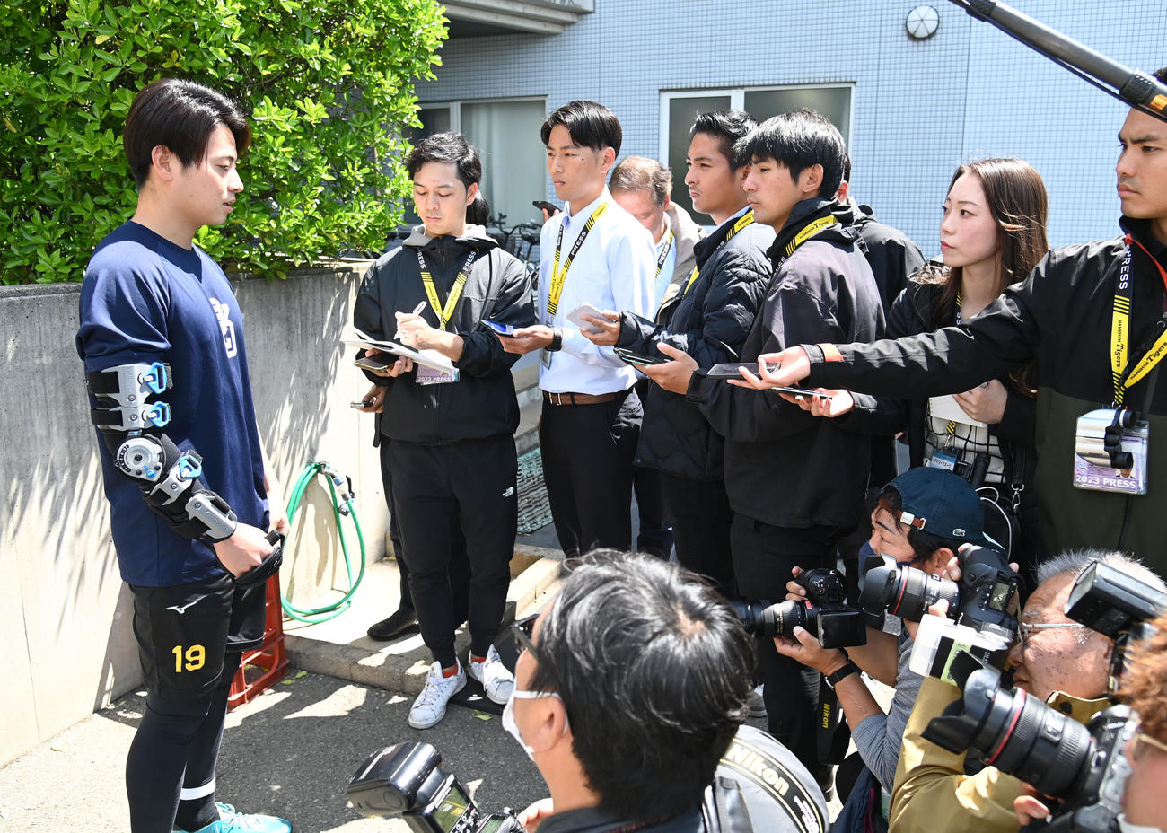 装具を付け囲み取材に応じる下村（左）（撮影・石井愛子）