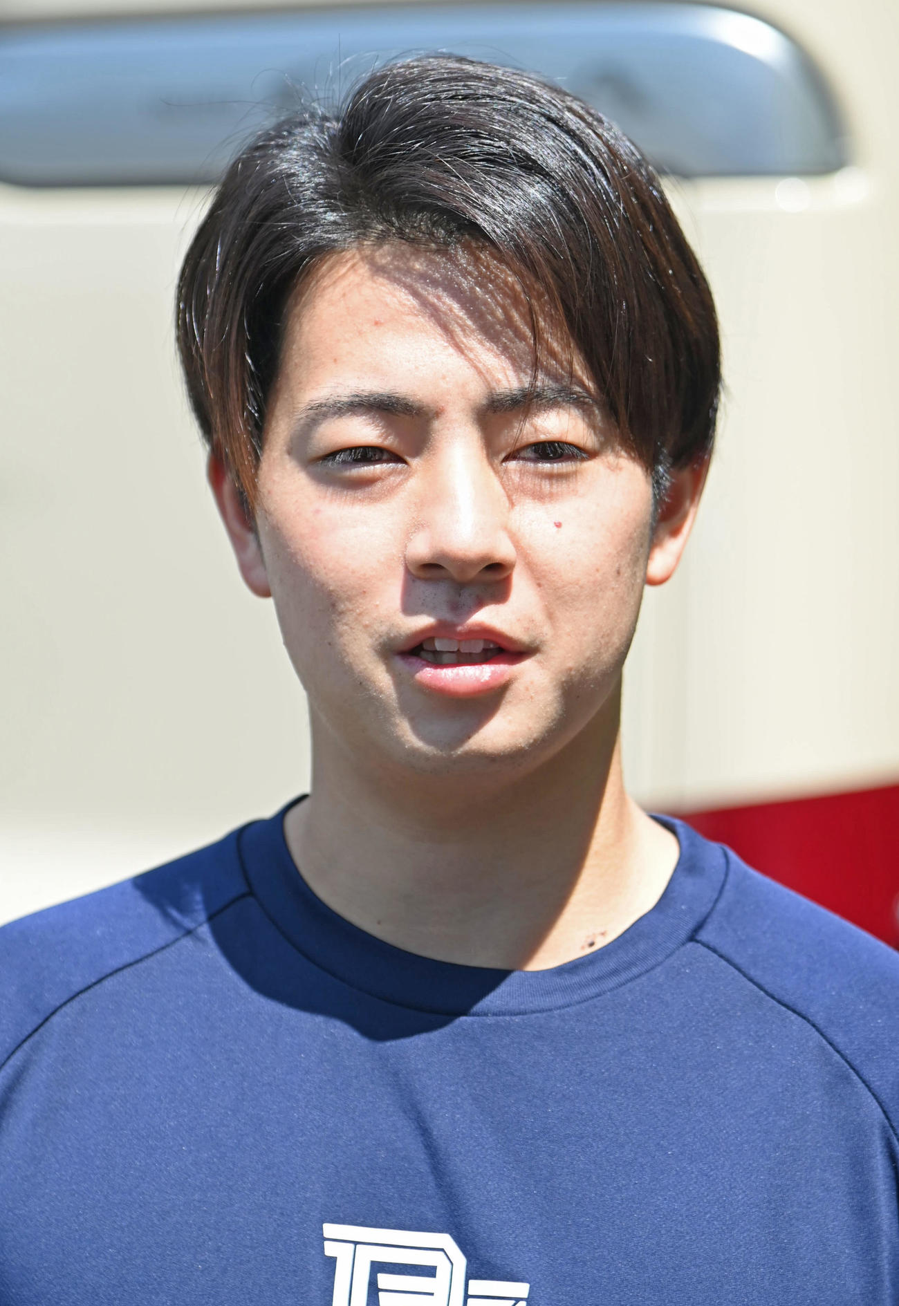 囲み取材に応じる下村（撮影・石井愛子）