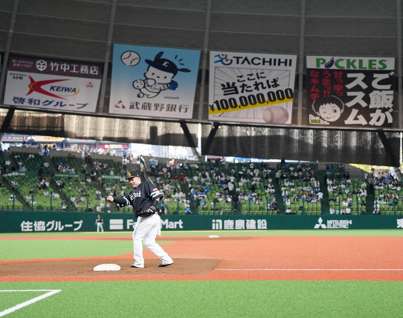 西武対ソフトバンク　試合前練習に臨むソフトバンク山川（撮影・江口和貴）