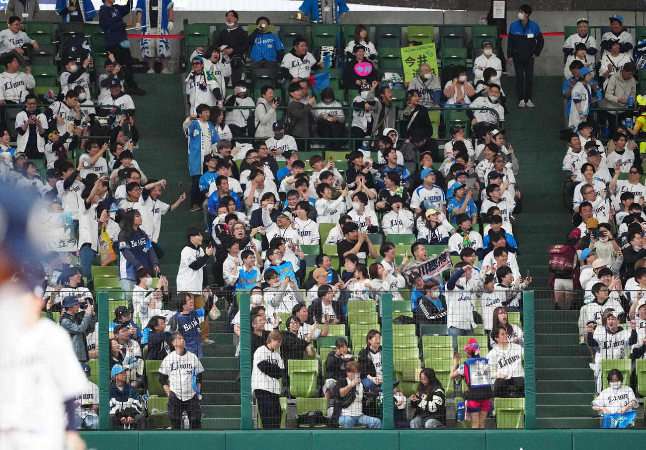 西武対ソフトバンク　試合前、ソフトバンク山川の選手紹介でブーイングする左翼席の西武ファン（撮影・江口和貴）