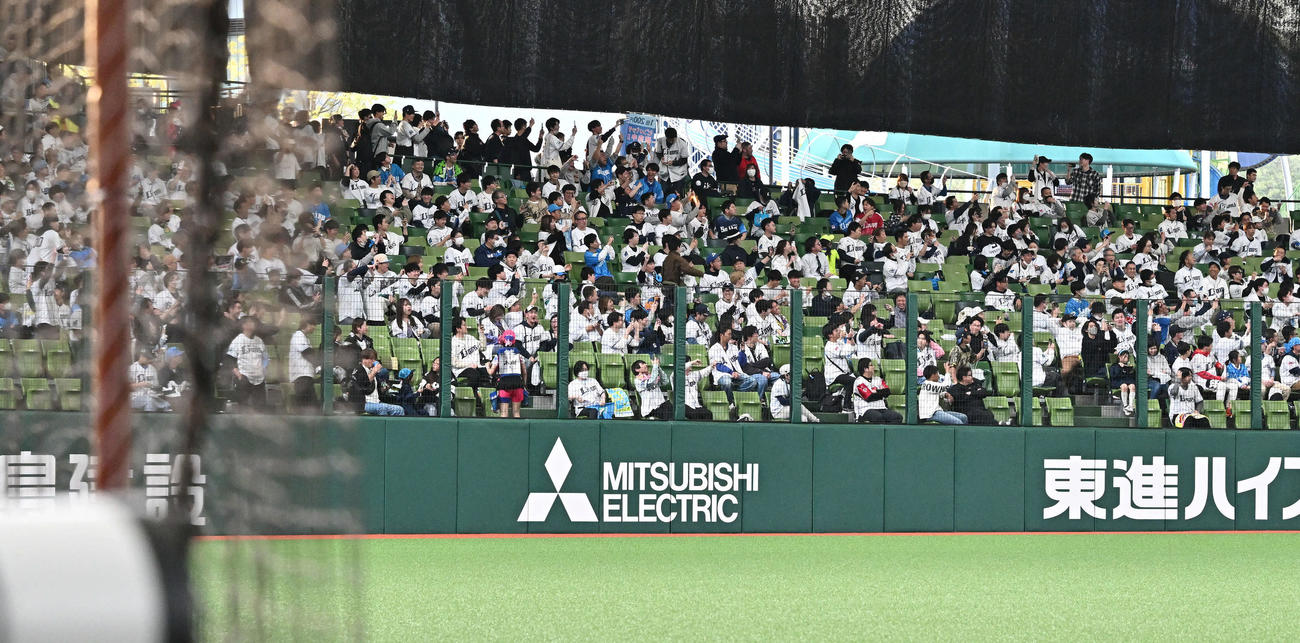 西武対ソフトバンク　スタメンのソフトバンク山川が紹介されるとレフトスタンドのファンからブーイングが起きる（撮影・滝沢徹郎）