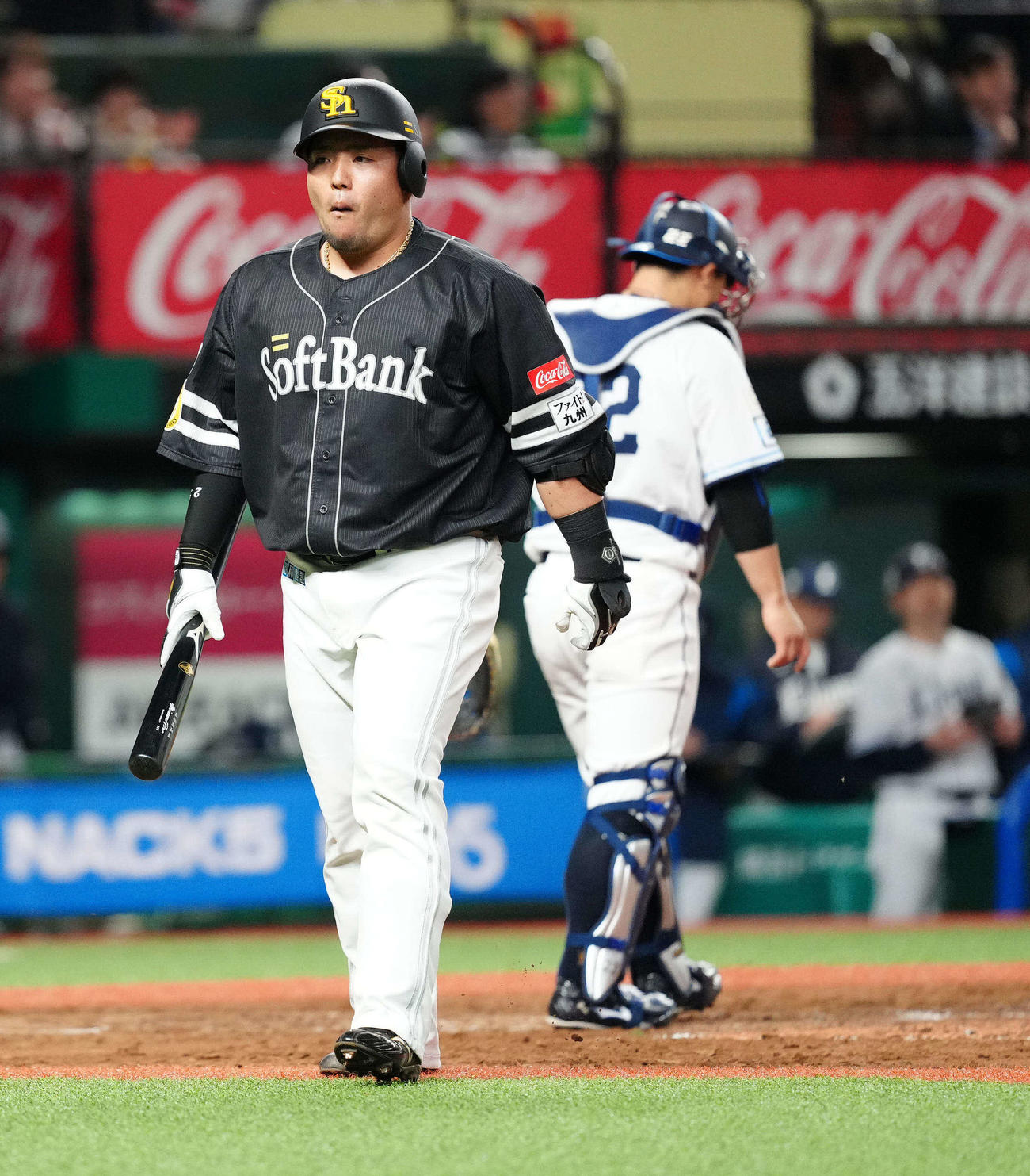 西武対ソフトバンク　4回表ソフトバンク1死、空振り三振に倒れベンチに引き揚げる山川（撮影・江口和貴）