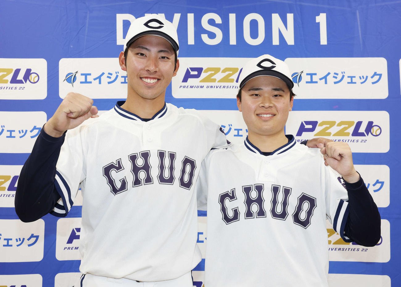 駒大対中大　駒大に勝利し、笑顔でガッツポーズする中大・松嶋（左）と子安（撮影・宮地輝）