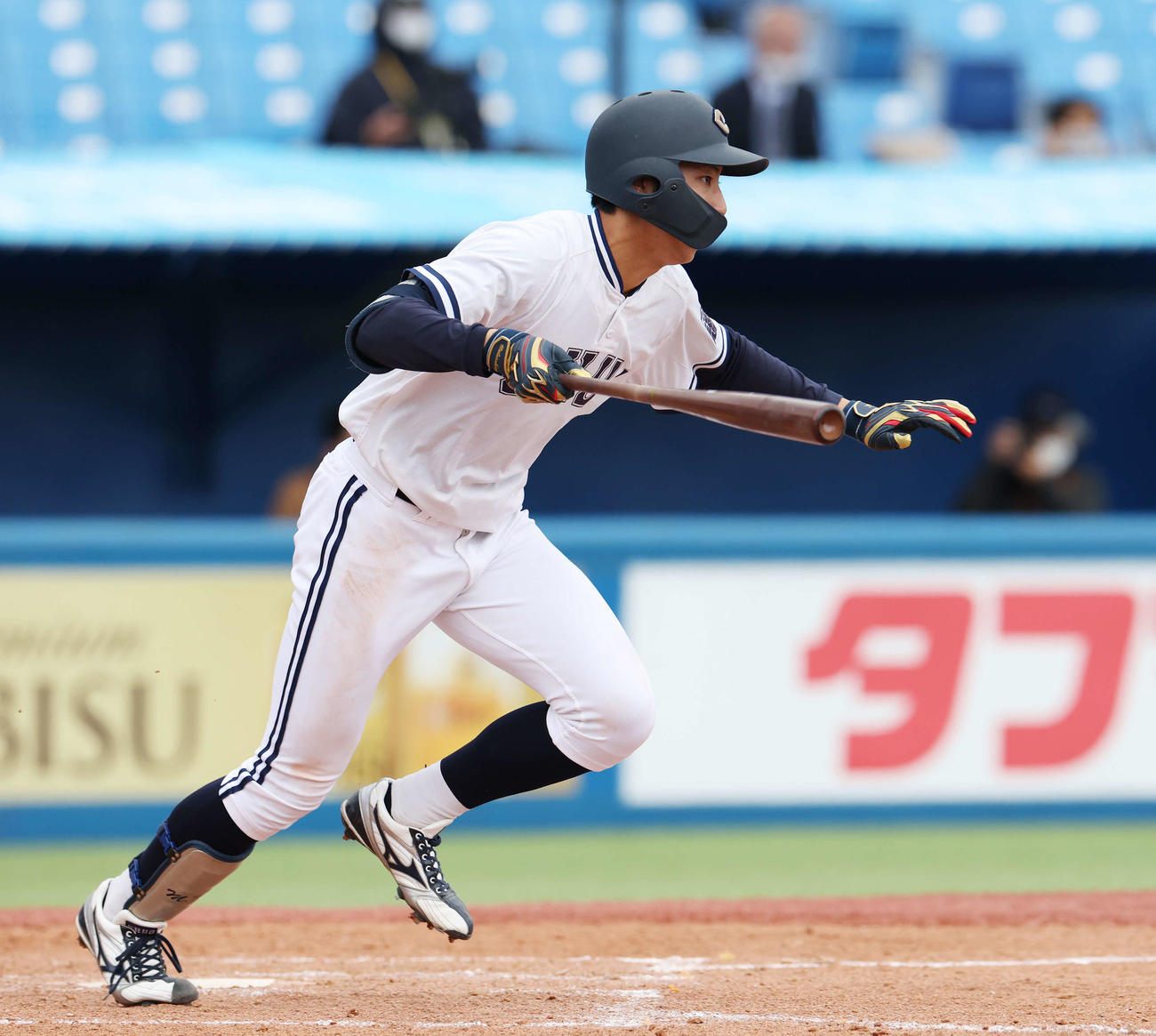 東都大学野球春季リーグ　駒大対中大　4回裏中大2死三塁、先制右前適時打を放つ松嶋（撮影・宮地輝）