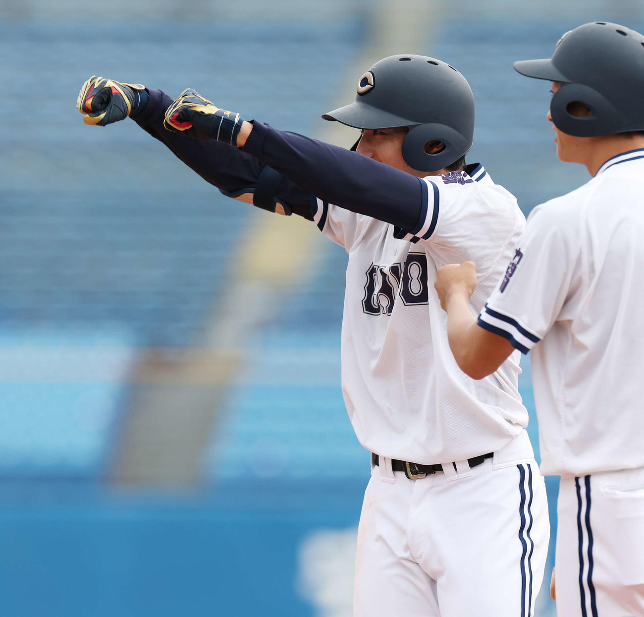 東都大学野球春季リーグ　駒大対中大　4回裏中大2死三塁、先制右前適時打を放ち、ベンチに向かい喜ぶ松嶋（撮影・宮地輝）
