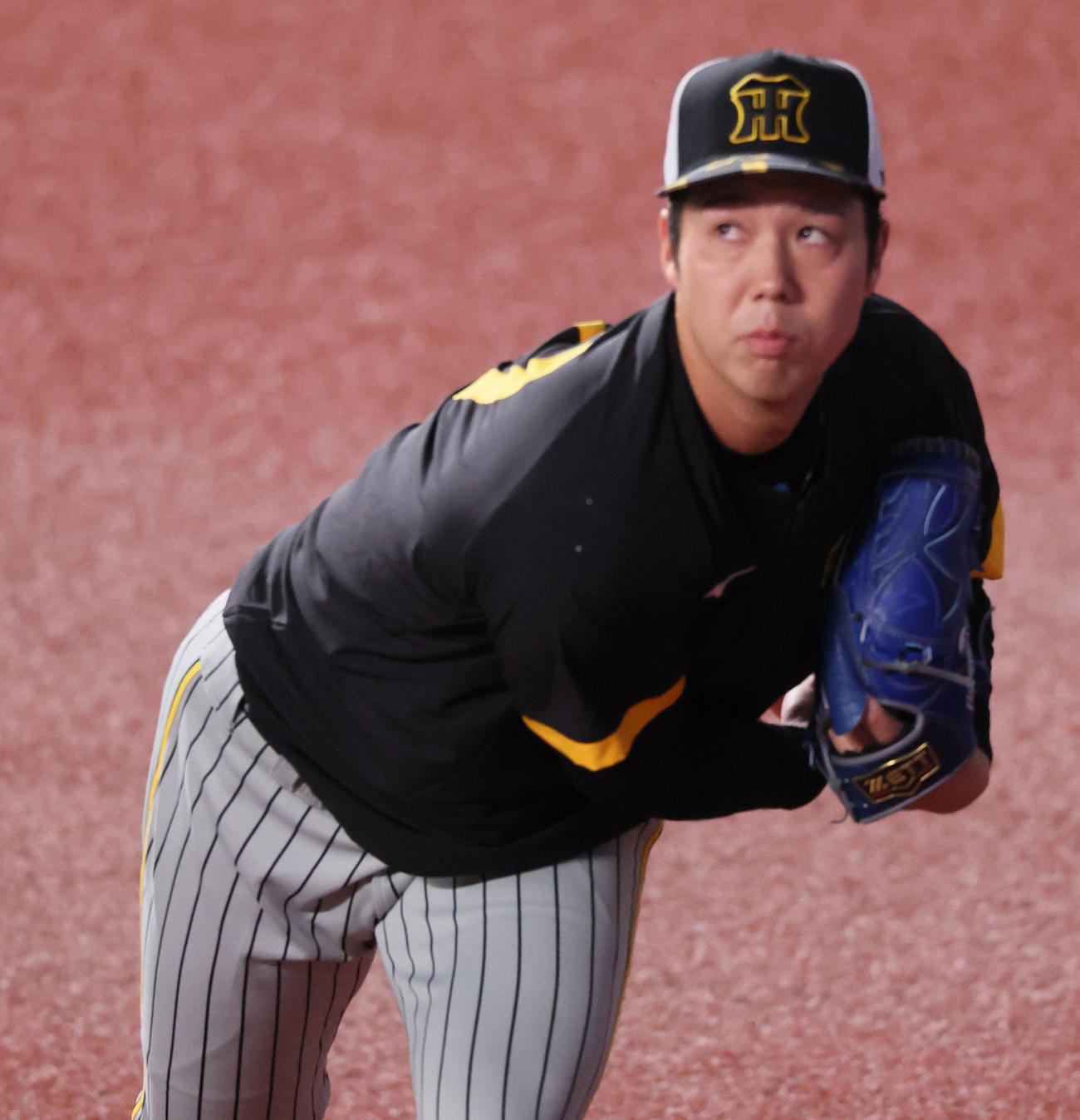 中日対阪神　練習でキャッチボールする青柳（撮影・加藤哉）