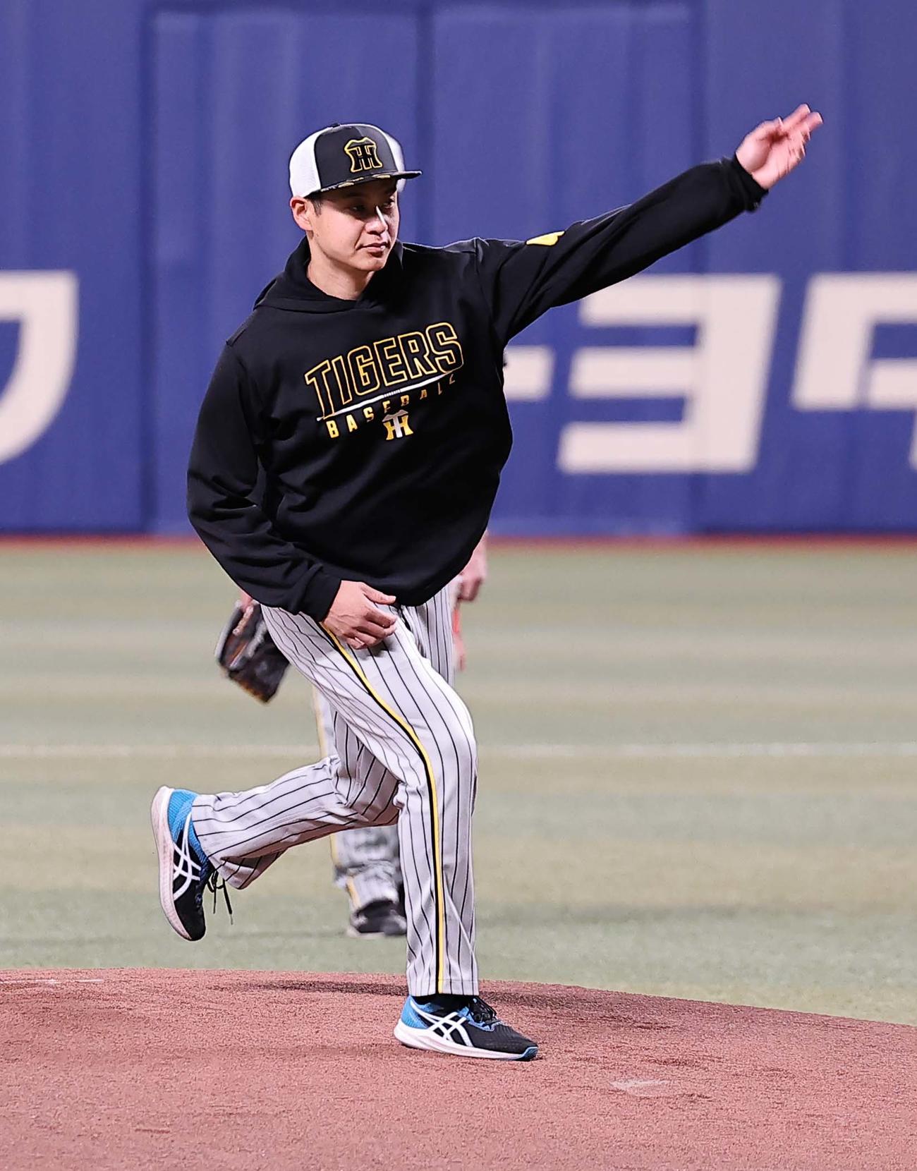 中日対阪神　バンテリンドームナゴヤのマウンドを確かめる大竹（撮影・上田博志）