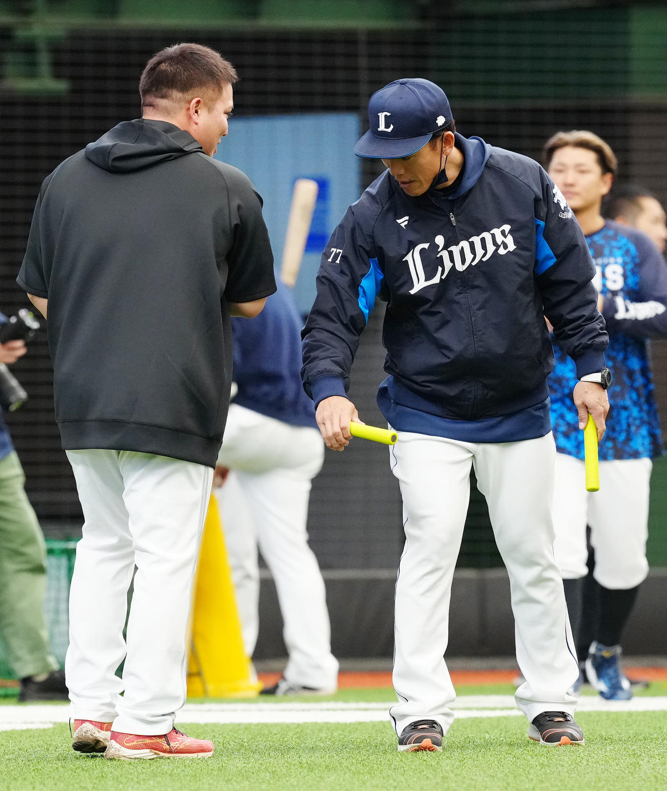西武対ソフトバンク　試合前、ソフトバンク山川（左）からあいさつを受けた西武松井監督（撮影・江口和貴）