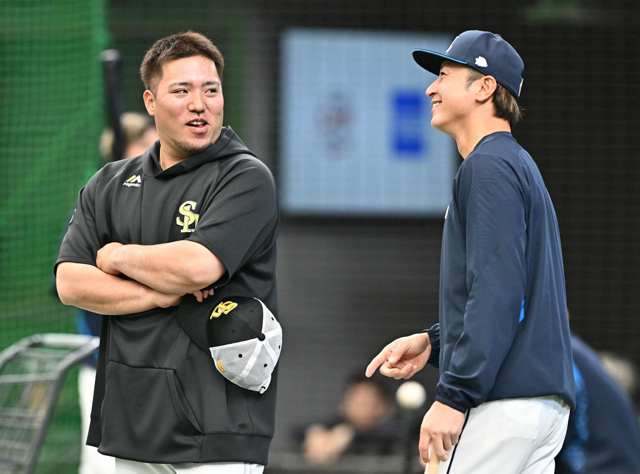 西武対ソフトバンク　試合前練習でソフトバンク山川（左）は西武金子と話す（撮影・滝沢徹郎）