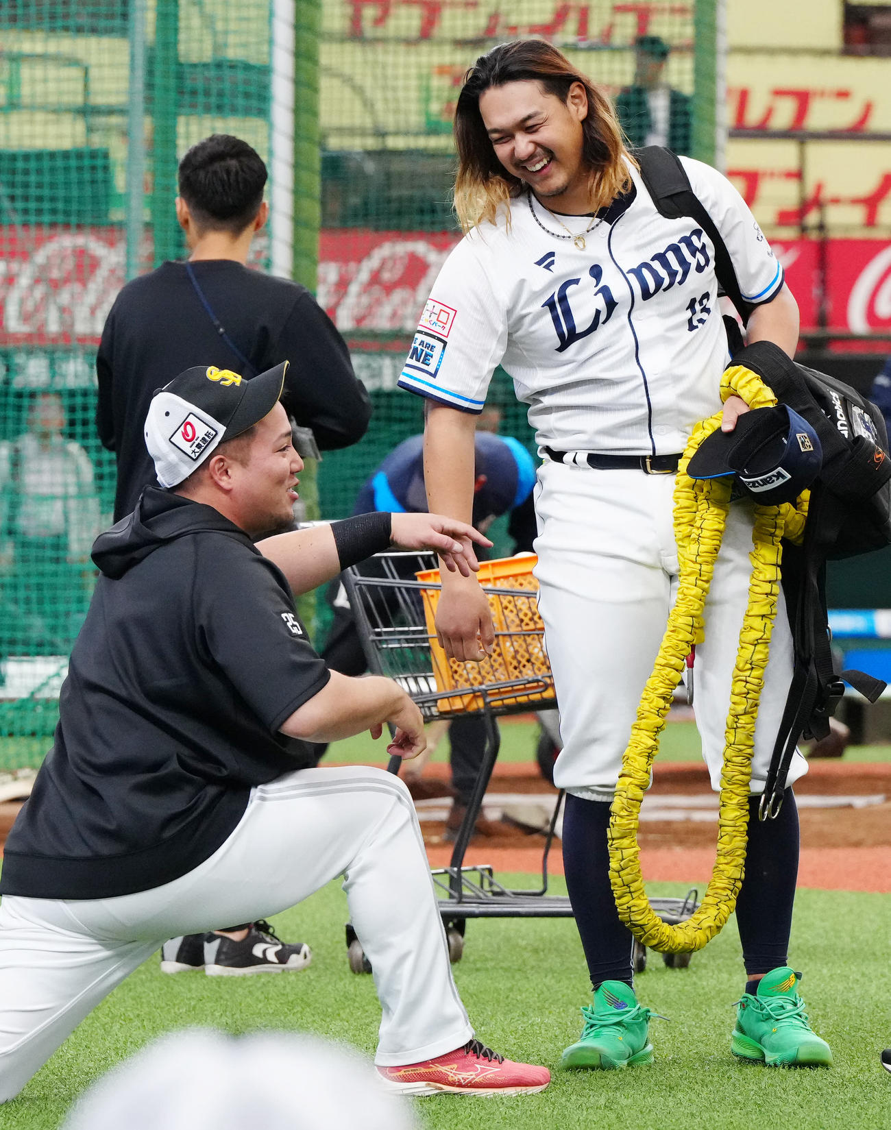 西武対ソフトバンク　試合前、ソフトバンク山川（左）と言葉を交わす西武高橋（撮影・江口和貴）