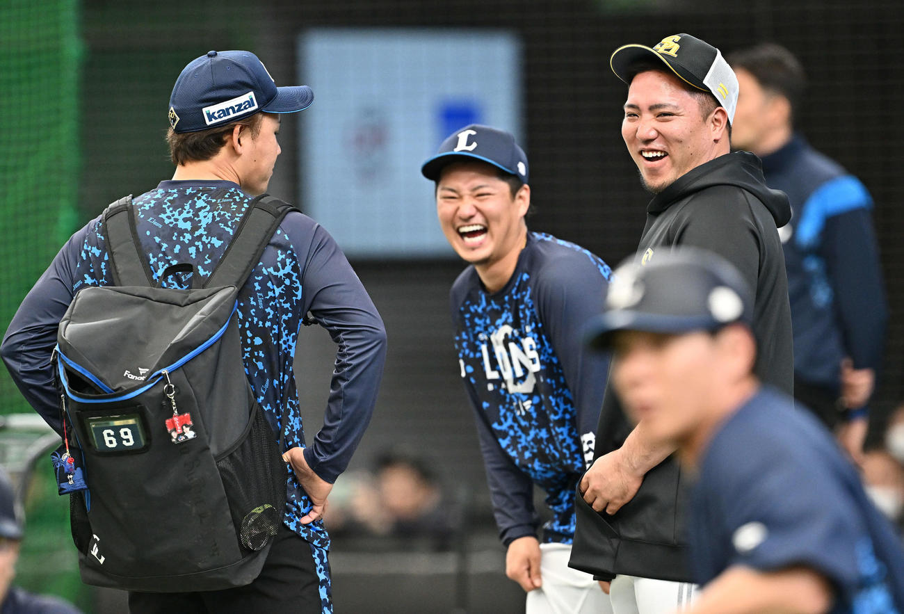 西武対ソフトバンク　試合前練習でソフトバンク山川（右）は西武佐藤龍（中央）、水上と話す（撮影・滝沢徹郎）