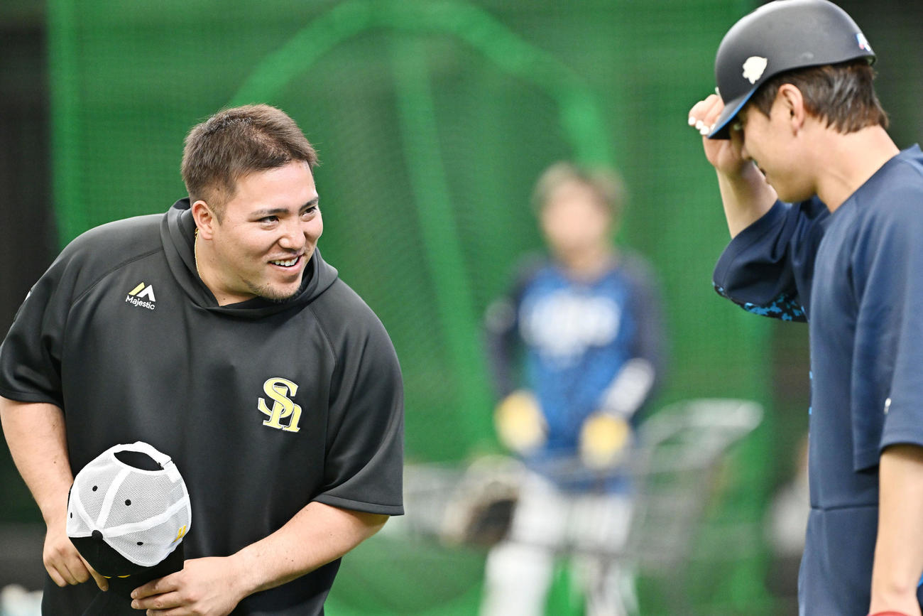 西武対ソフトバンク　試合前練習でソフトバンク山川（左）は西武炭谷にあいさつする（撮影・滝沢徹郎）