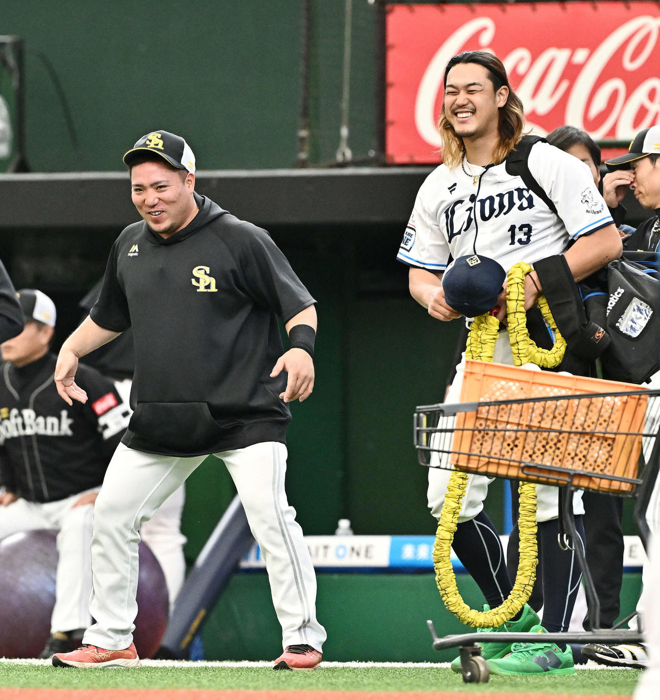 西武対ソフトバンク　試合前練習で談笑するソフトバンク山川（左）と西武高橋（撮影・滝沢徹郎）