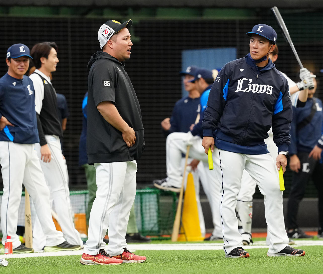 西武対ソフトバンク　試合前、西武松井監督（右）にあいさつするソフトバンク山川（撮影・江口和貴）