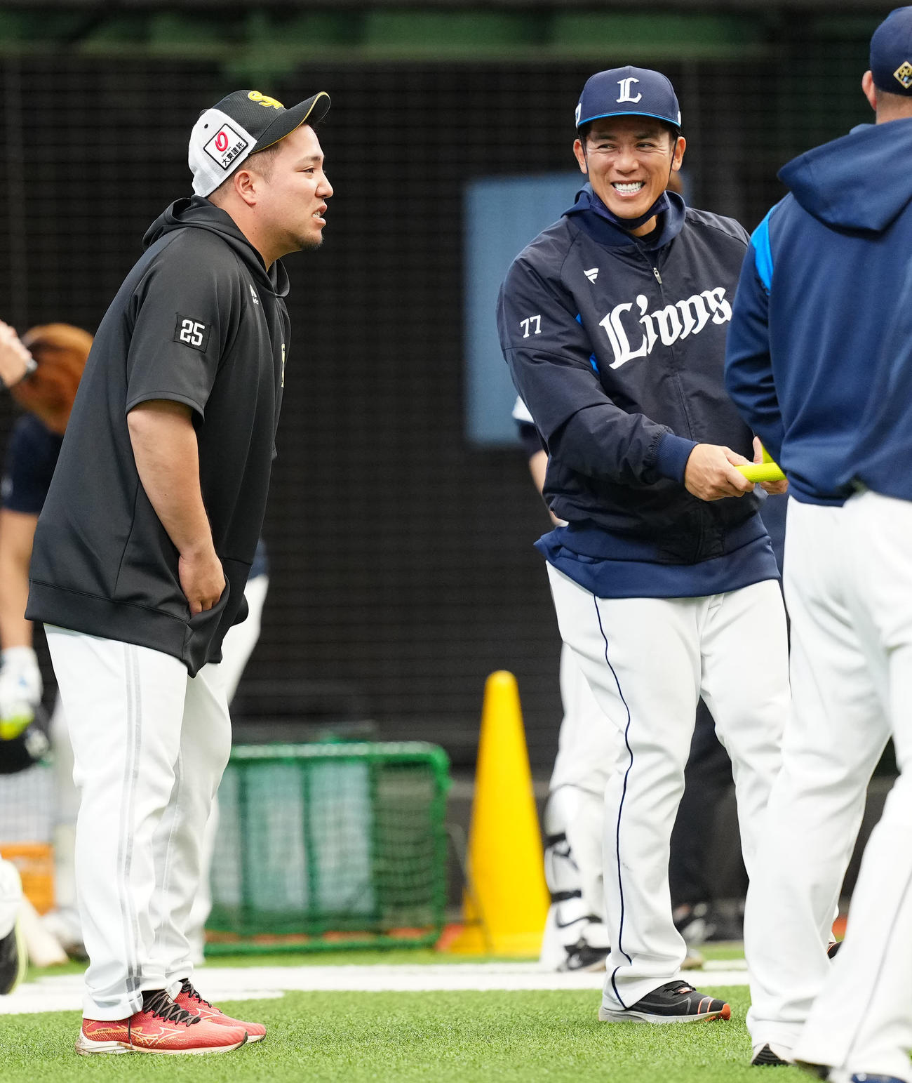 西武対ソフトバンク　試合前、西武松井監督（右）にあいさつするソフトバンク山川（撮影・江口和貴）