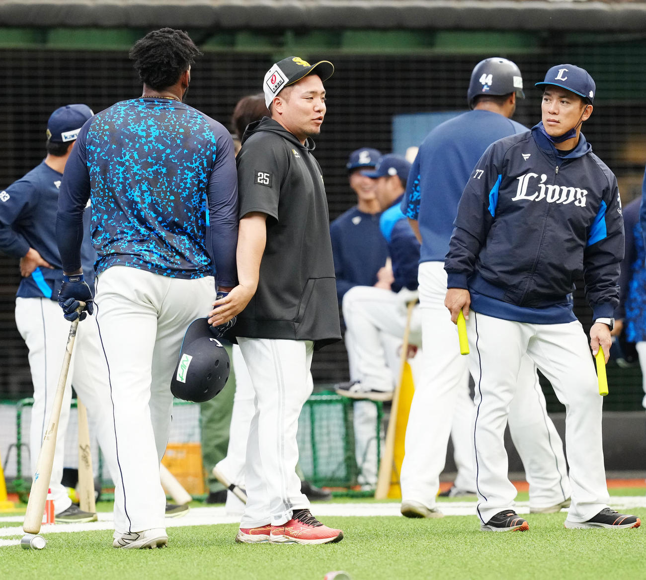 西武対ソフトバンク　試合前、西武松井監督（右）らにあいさつするソフトバンク山川（撮影・江口和貴）