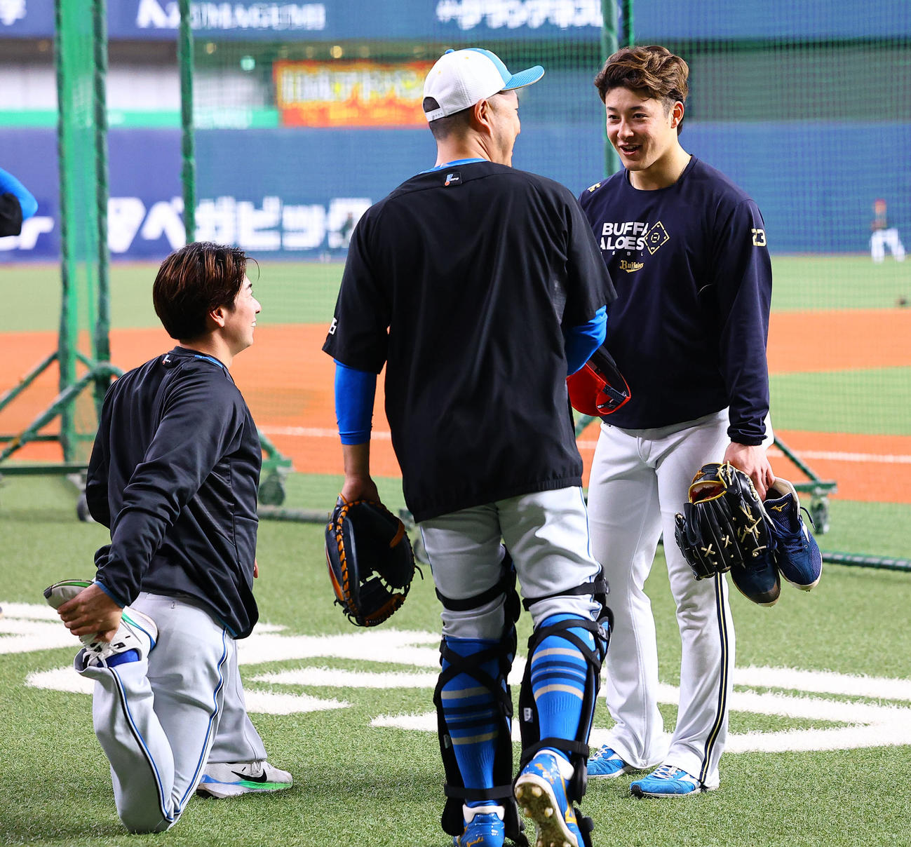 日本ハム松本剛（左）と話をするオリックス吉田（撮影・藤尾明華）