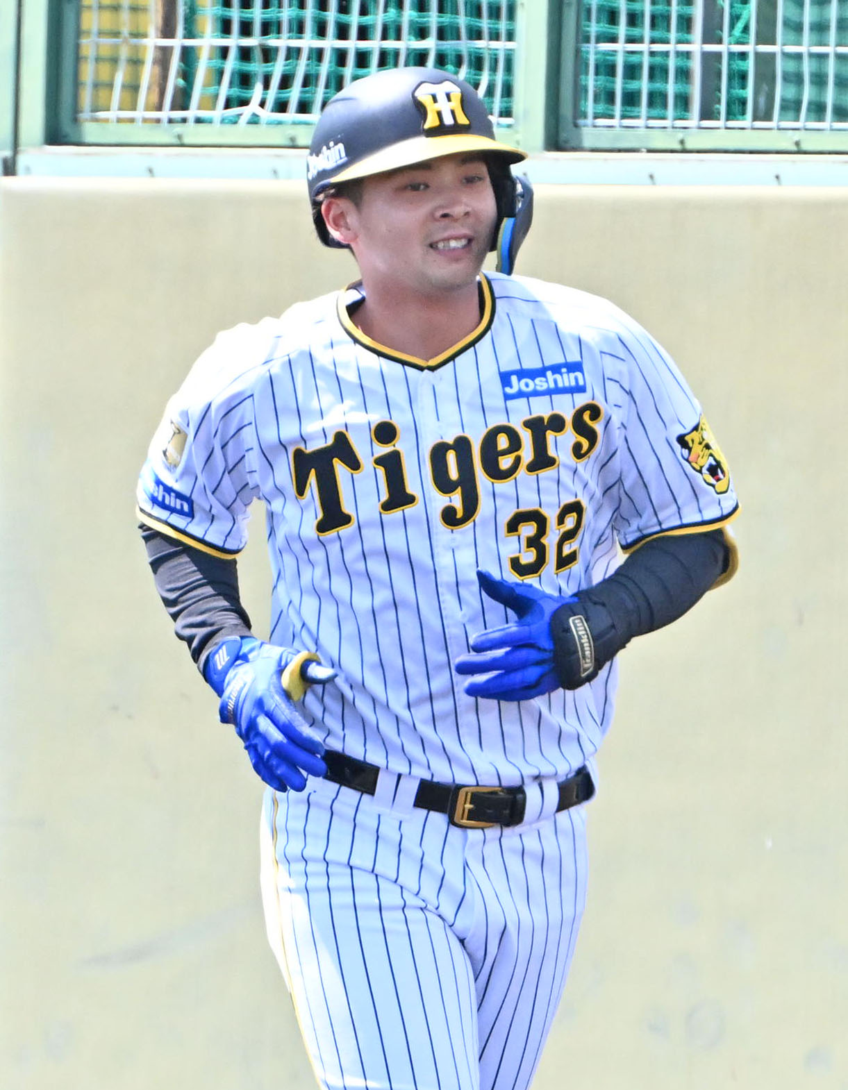 阪神対ソフトバンク　1回裏阪神無死満塁、井上は遊併打を放つ（撮影・石井愛子）