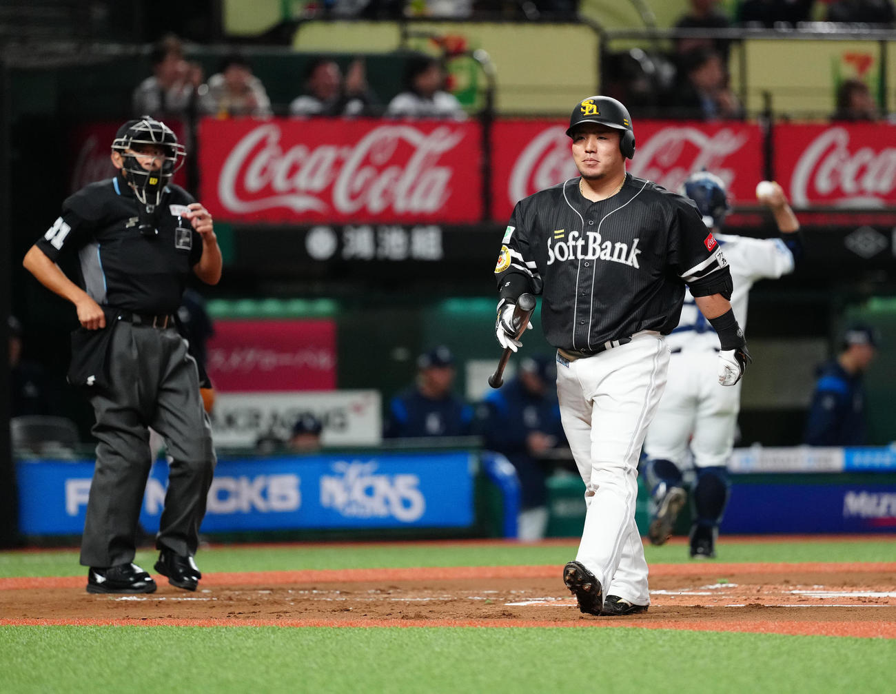 西武対ソフトバンク　1回表ソフトバンク2死三塁、空振り三振に倒れベンチに引き揚げる山川（撮影・江口和貴）