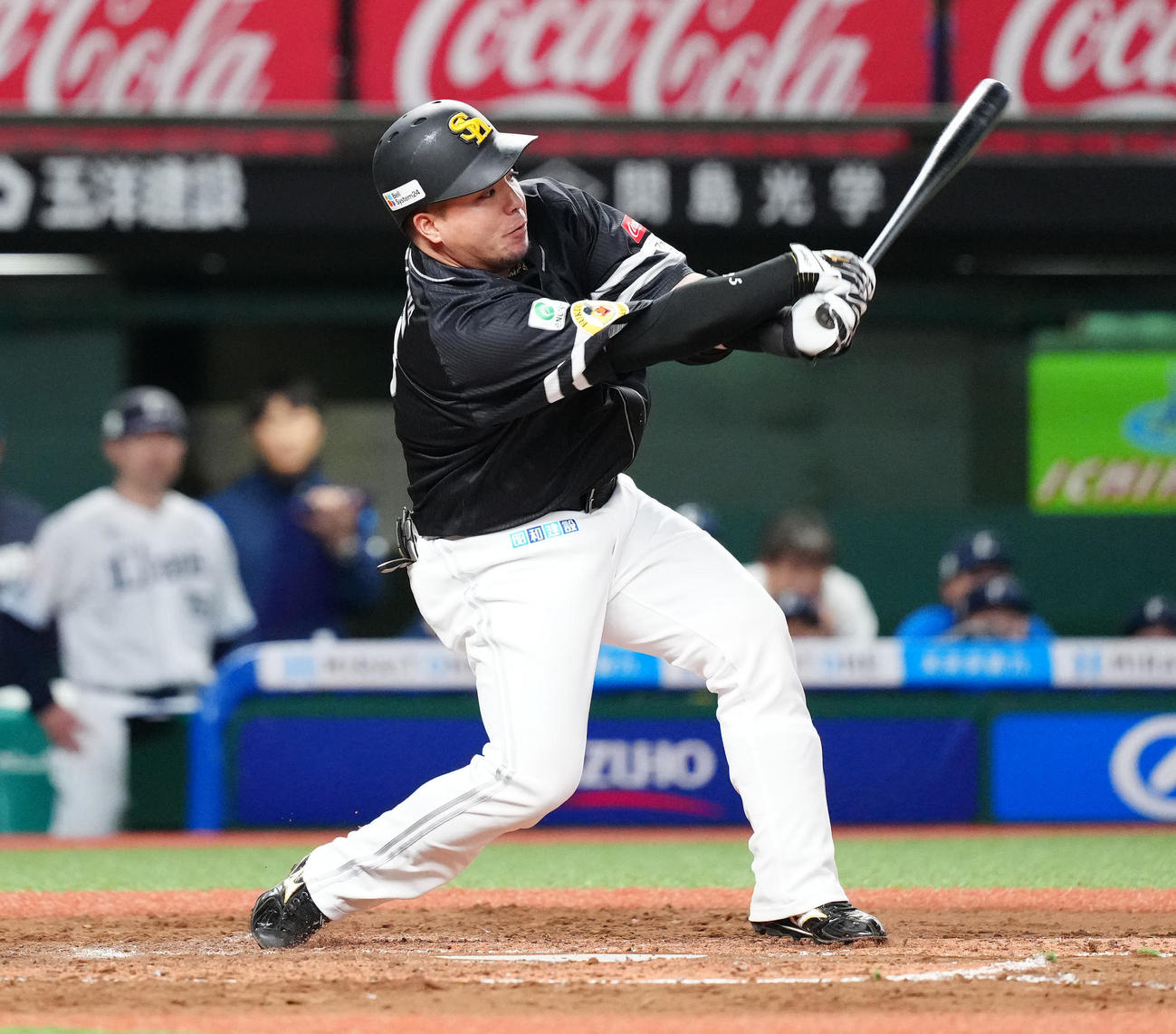 西武対ソフトバンク　4回表ソフトバンク1死、空振り三振に倒れる山川（撮影・江口和貴）