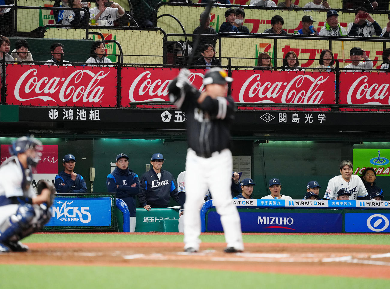 西武対ソフトバンク　1回表、打席に立つソフトバンク山川（手前）を見つめる西武の選手たち（撮影・江口和貴）