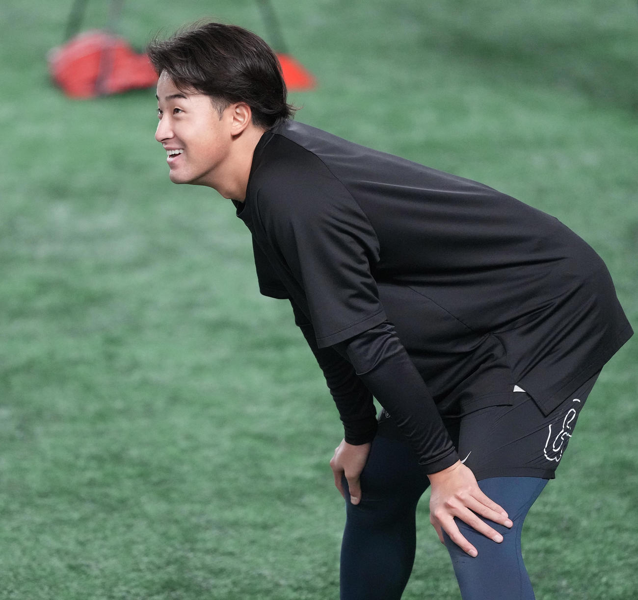 巨人対広島　試合前練習で笑顔の巨人堀田（撮影・鈴木みどり）
