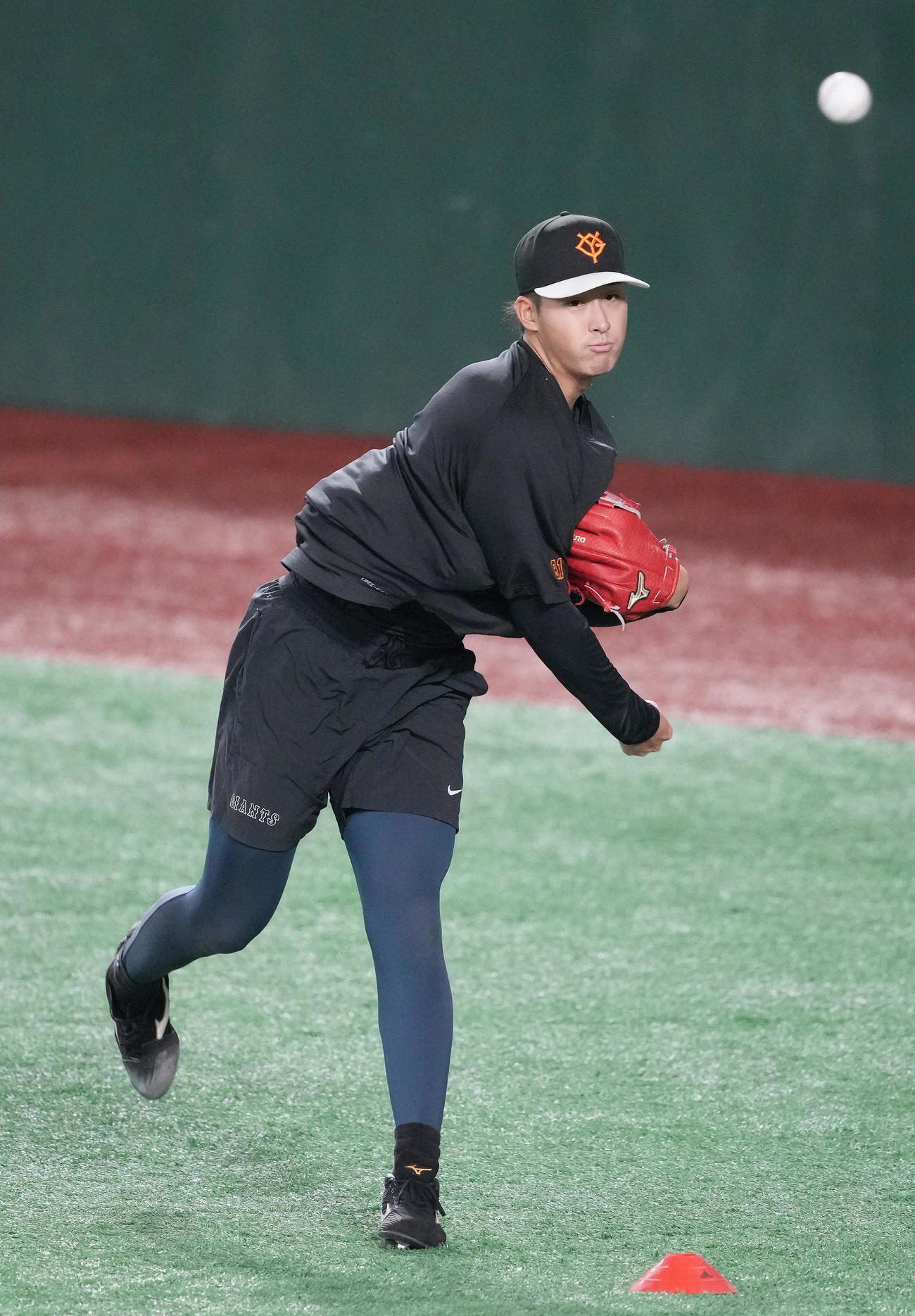 巨人対広島　投球練習する巨人堀田（撮影・鈴木みどり）