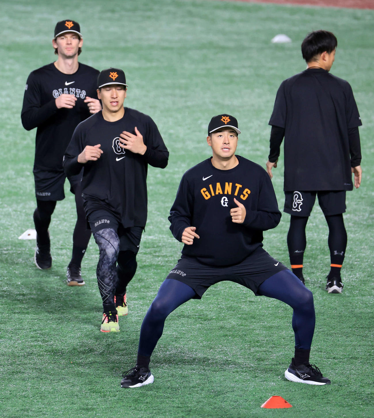 巨人対広島　ウオームアップする巨人堀田（手前）、大勢ら（撮影・浅見桂子）