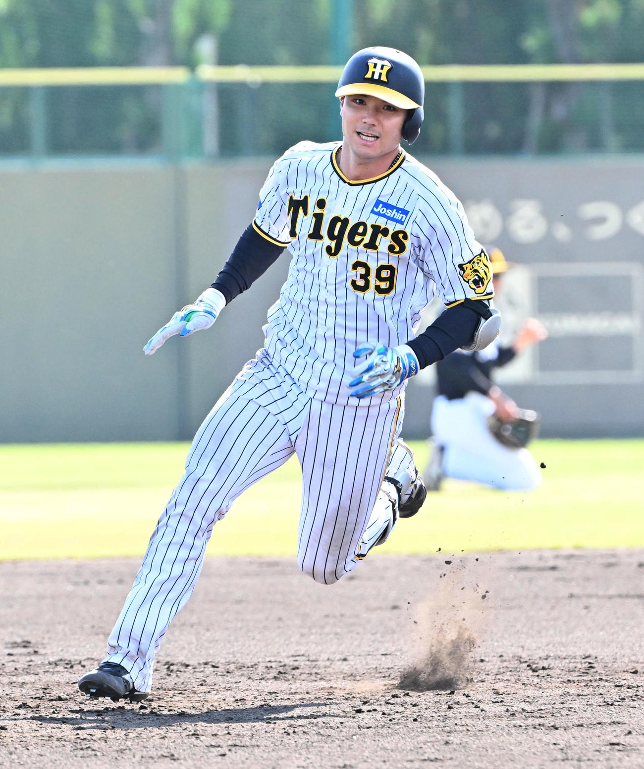阪神対ソフトバンク　7回裏阪神2死満塁、栄枝は中適時三塁打を放つ（撮影・石井愛子）