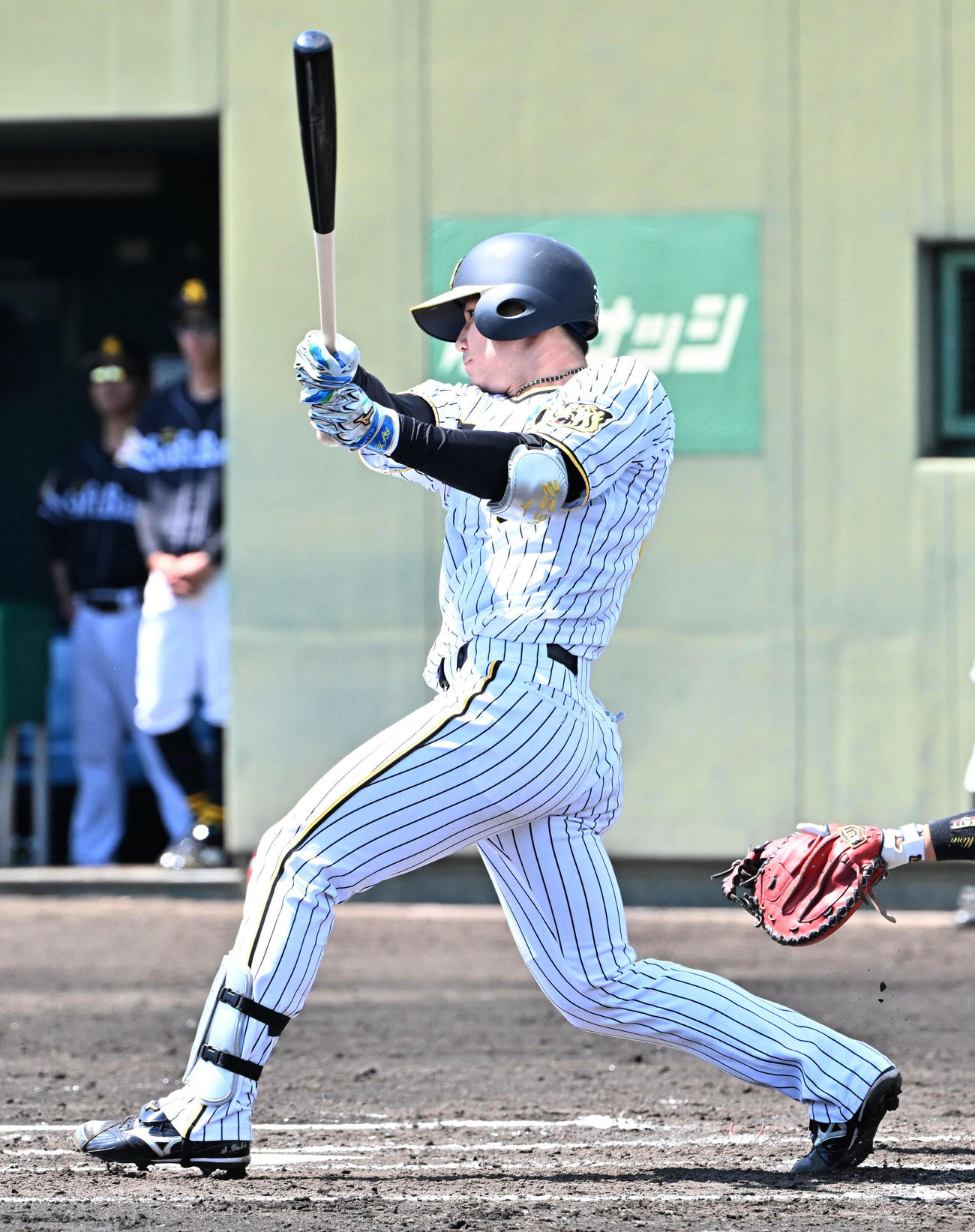 阪神対ソフトバンク　1回裏阪神2死三塁、栄枝は右適時打を放つ（撮影・石井愛子）