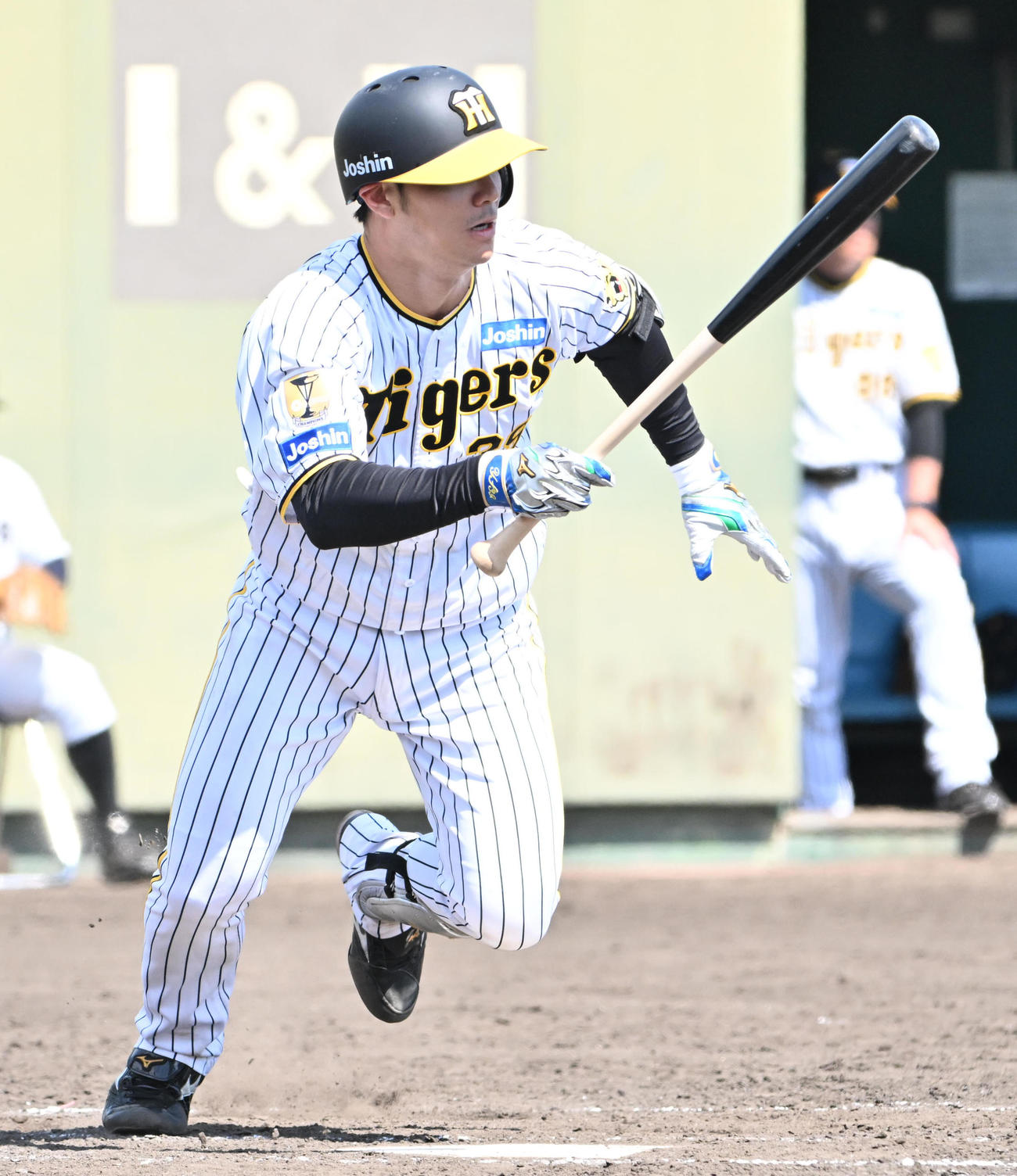 阪神対ソフトバンク　4回裏阪神無死、栄枝は右安打を放つ（撮影・石井愛子）