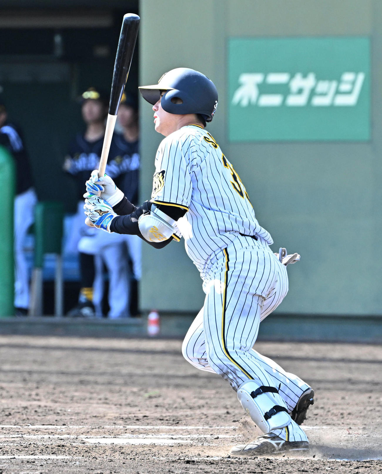 阪神対ソフトバンク　7回裏阪神2死満塁、栄枝は中適時三塁打を放つ（撮影・石井愛子）