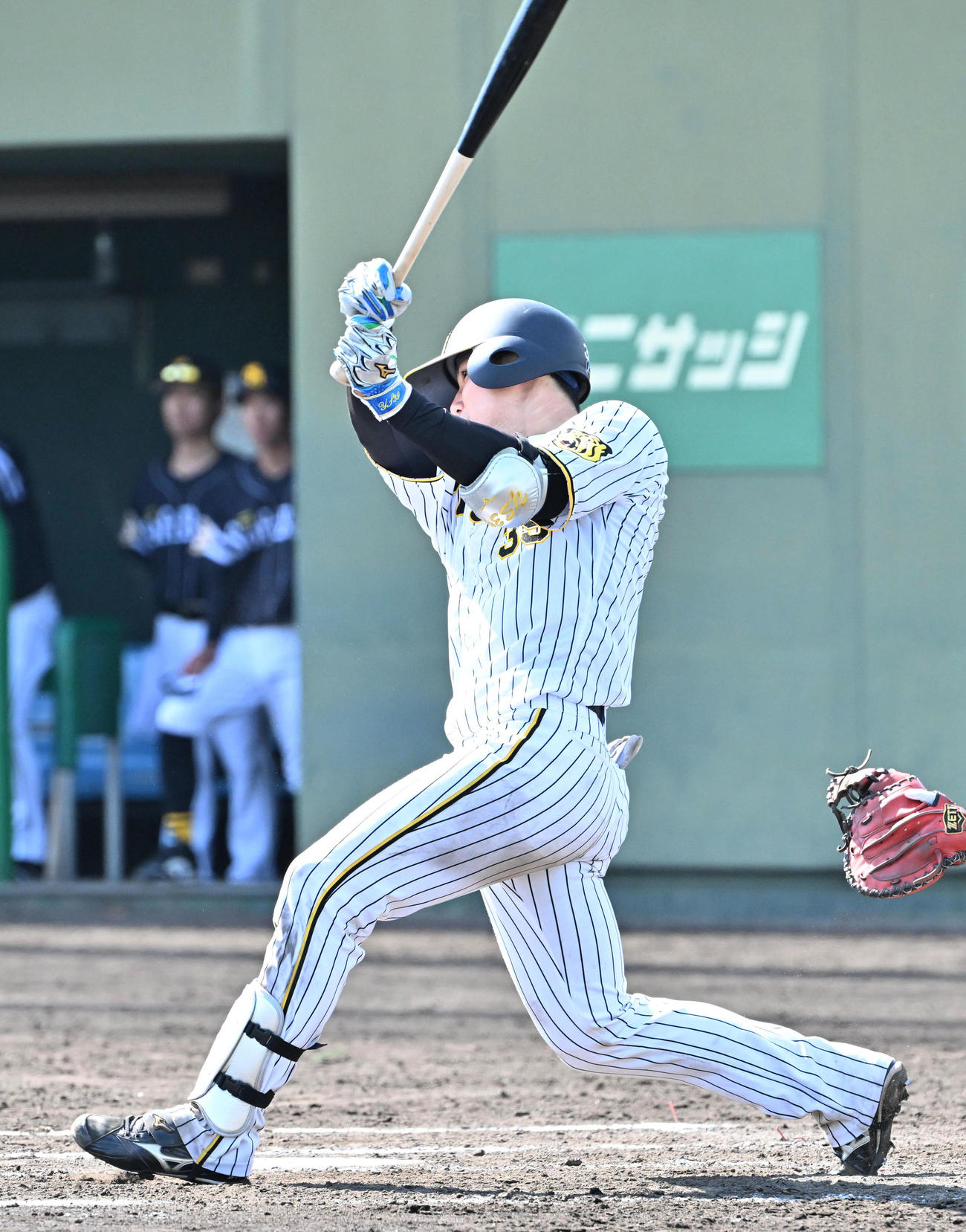 阪神対ソフトバンク　7回裏阪神2死満塁、栄枝は中適時三塁打を放つ（撮影・石井愛子）