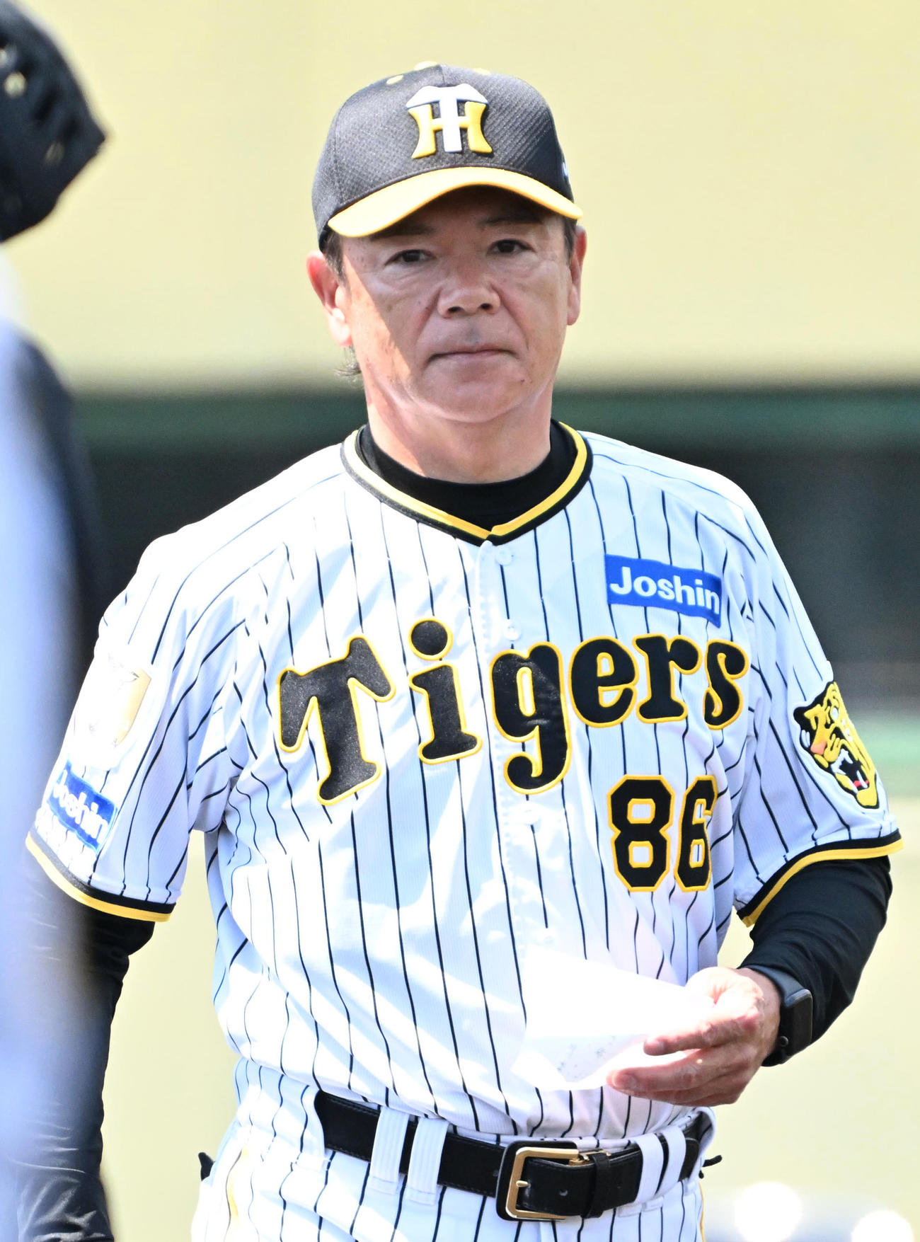 阪神対ソフトバンク　メンバー表交換をする和田2軍監督（撮影・石井愛子）