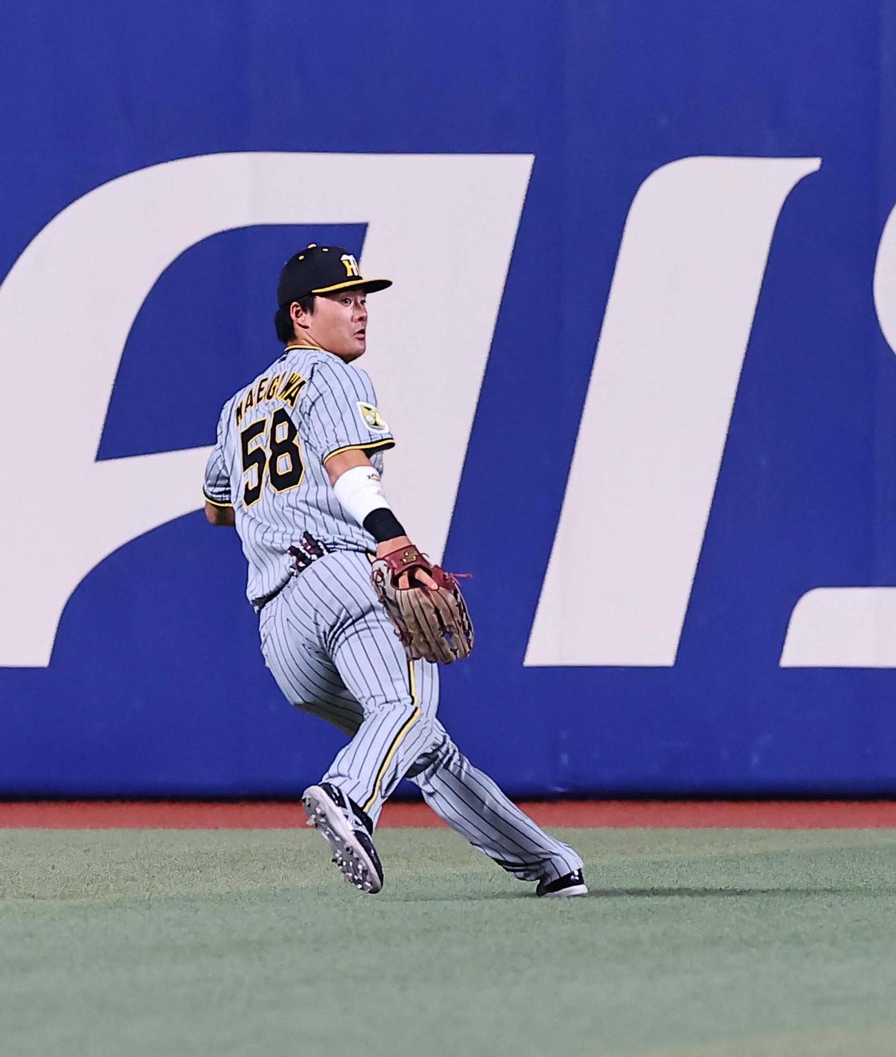 中日対阪神　2回裏中日1死、前川は細川の打球の目測を誤る（撮影・上田博志）