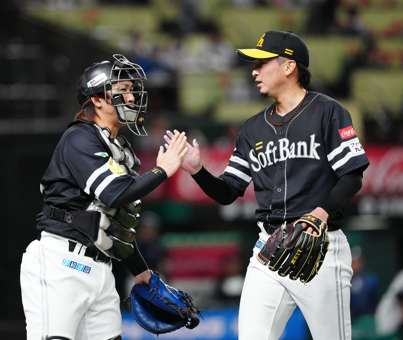 西武対ソフトバンク　1回裏終了後、ソフトバンク捕手甲斐（左）とタッチを交わす先発の東浜（撮影・江口和貴）