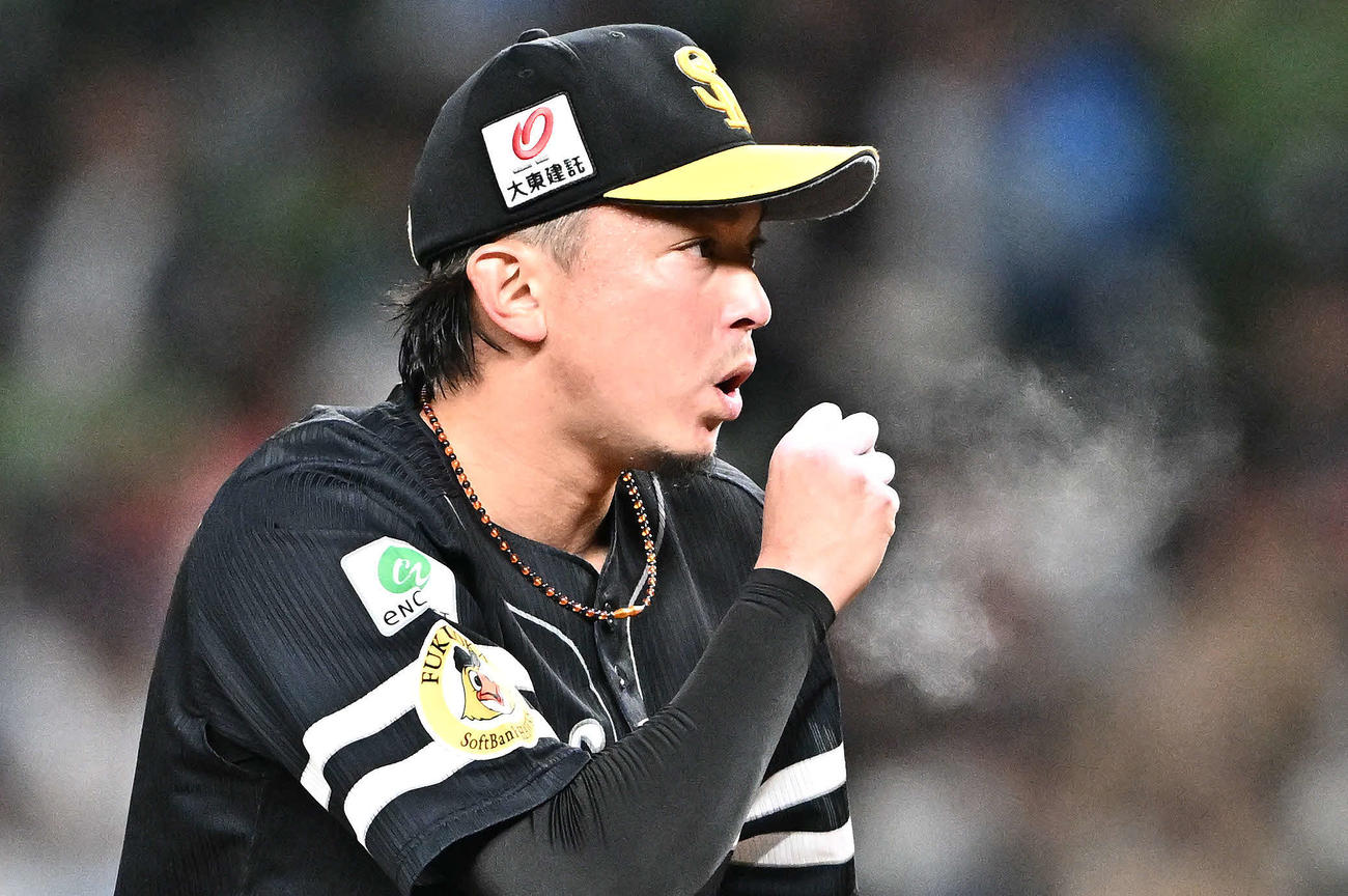 西武対ソフトバンク　ロジンの粉を吹くソフトバンク先発の東浜（撮影・滝沢徹郎）