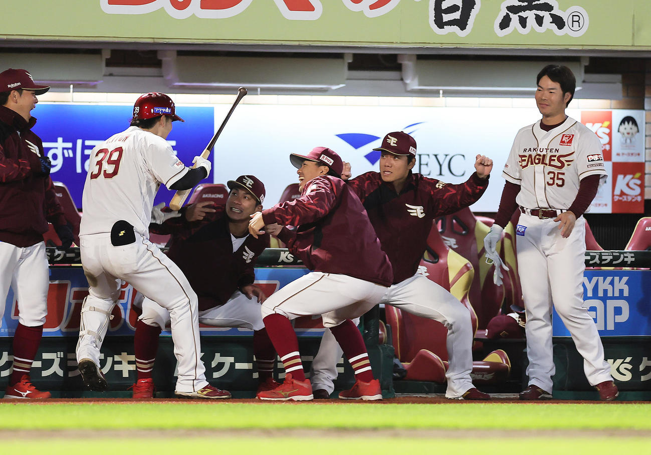 楽天対ロッテ　4回裏楽天無死、左越え本塁打を放った伊藤裕（左から2人目）を迎えるナイン（撮影・足立雅史）