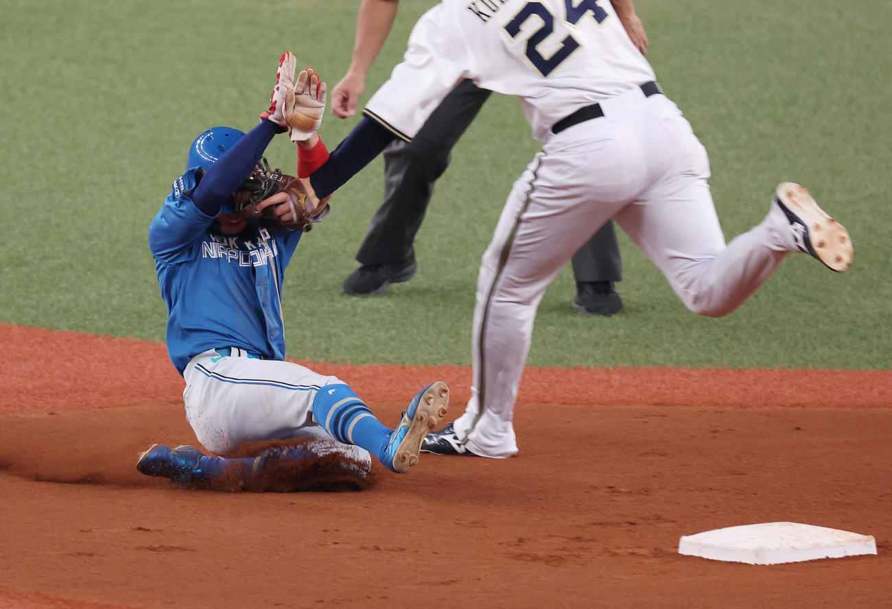 オリックス対日本ハム　6回表日本ハム1死一塁、二盗を決める五十幡（撮影・前田充）
