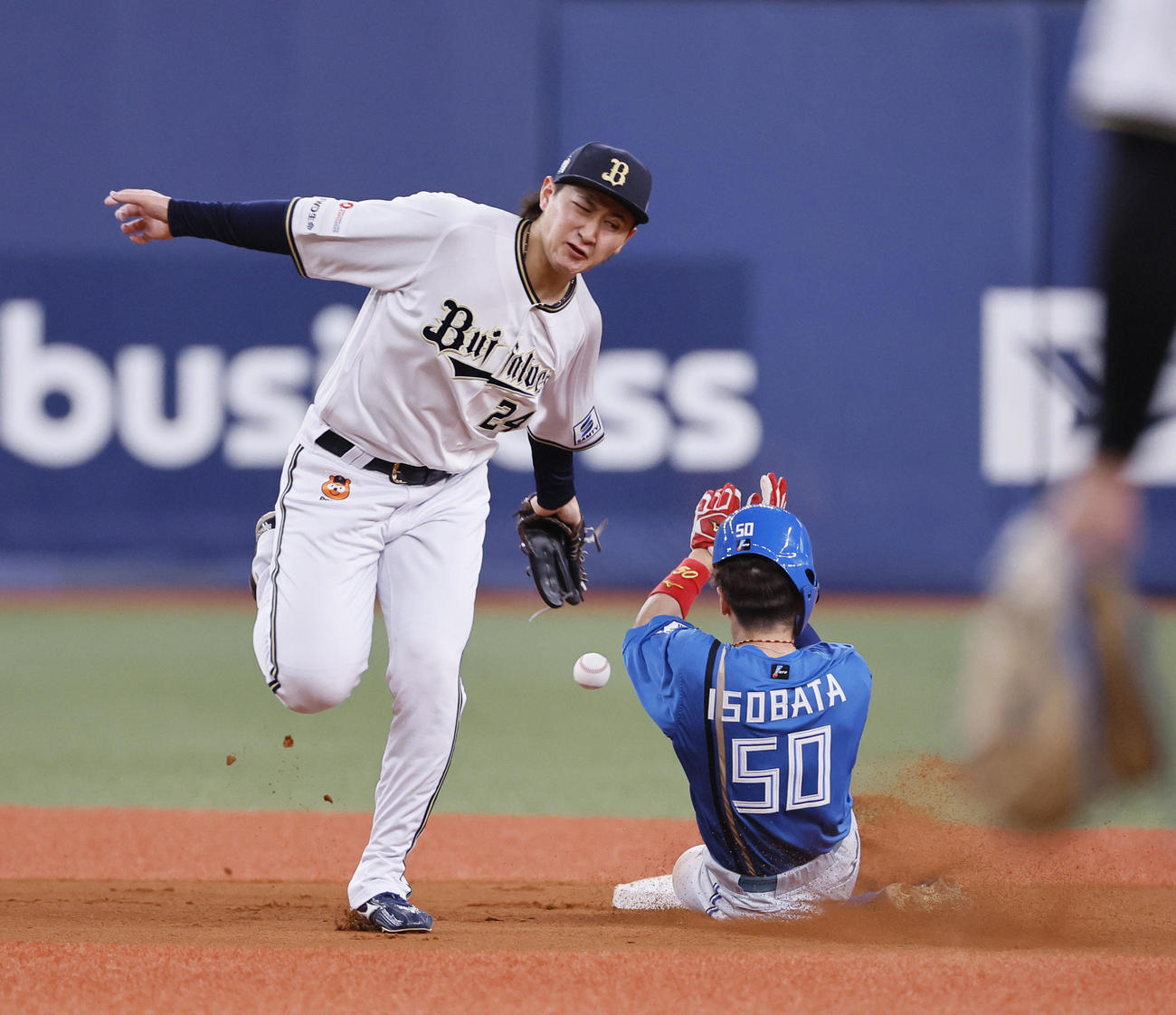 オリックス対日本ハム　6回表日本ハム1死一塁、打者郡司のとき一走五十幡は二盗を決める。野手紅林（撮影・藤尾明華）