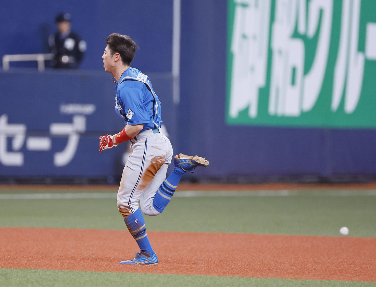 オリックス対日本ハム　6回表日本ハム1死一塁、打者郡司のとき一走五十幡は二盗を決める。送球が当たりボールが転がる間に三塁へ進む（撮影・藤尾明華）