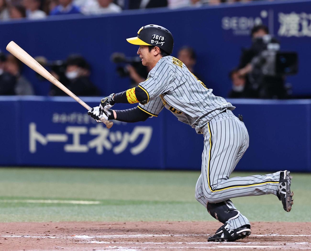 中日対阪神　8回表阪神2死二、三塁、近本は二塁適時内野安打を放つ（撮影・上田博志）