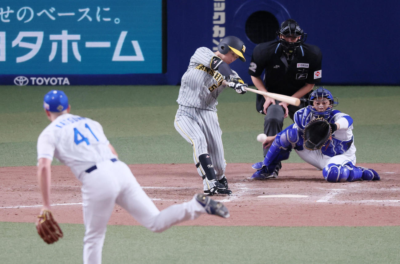 中日対阪神　8回表阪神2死二、三塁、近本は二塁適時内野安打を放つ。投手は勝野（撮影・加藤哉）