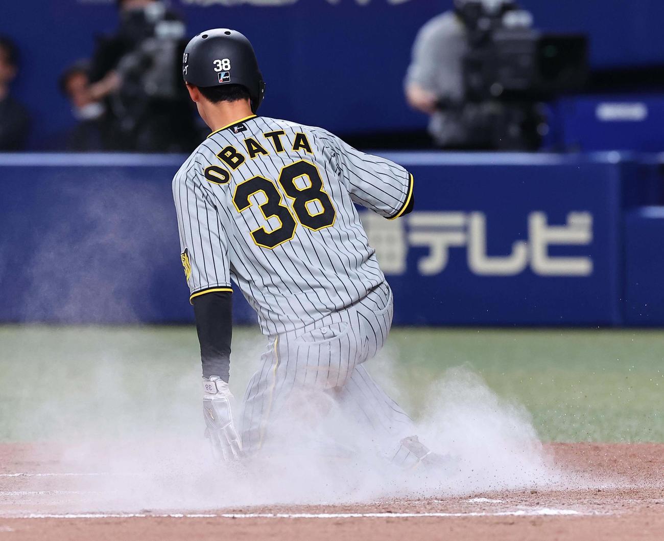 中日対阪神　8回表阪神2死二、三塁、小幡は近本の二塁適時内野安打で二塁から生還する（撮影・上田博志）