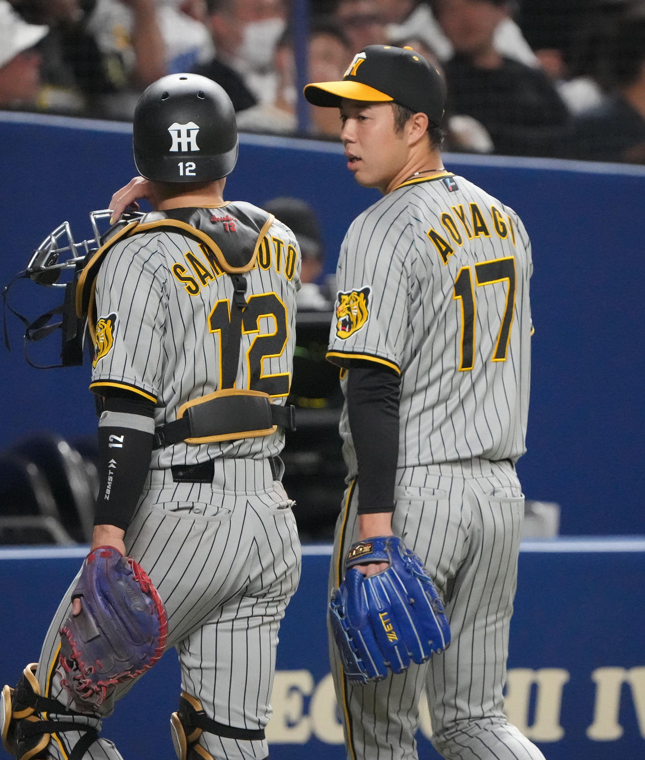 中日対阪神　4回終了、坂本と言葉を交わしベンチへ戻る青柳（右）（撮影・森本幸一）