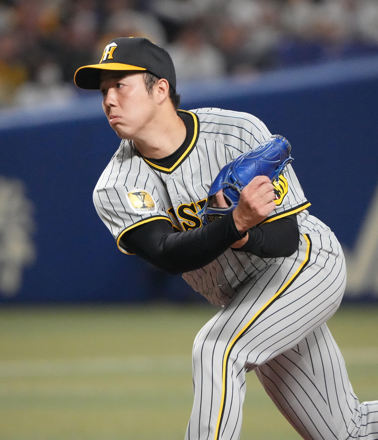 中日対阪神　1回裏、登板する阪神先発の青柳（撮影・森本幸一）