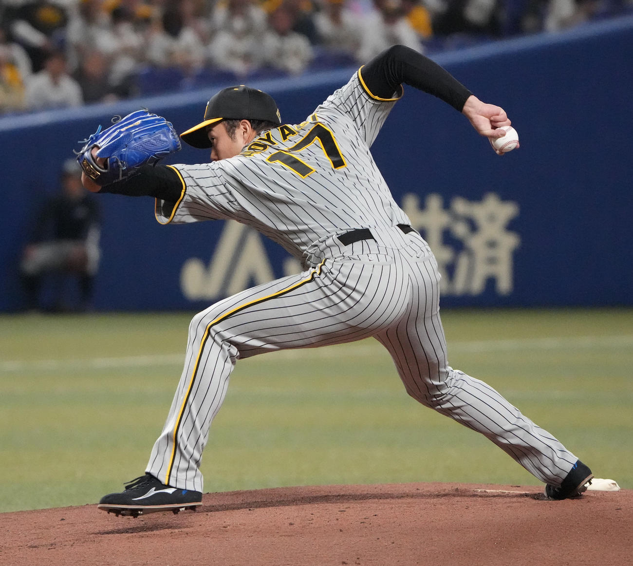 中日対阪神　1回裏、登板する阪神先発の青柳（撮影・森本幸一）